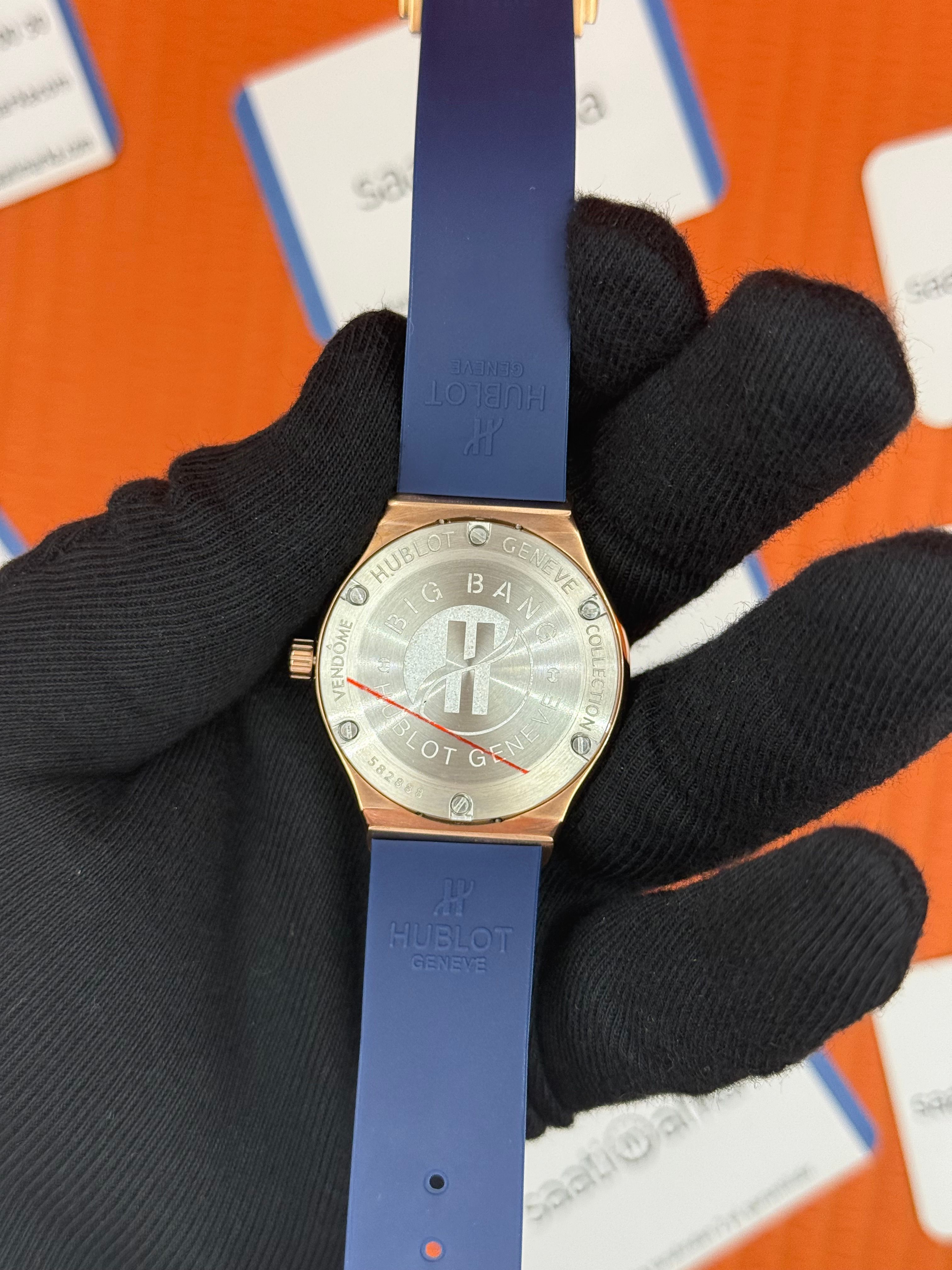 HUBLOT taşlı bezel rose kasa mavi kadran mavi kauçuk kordon kadın kol saati