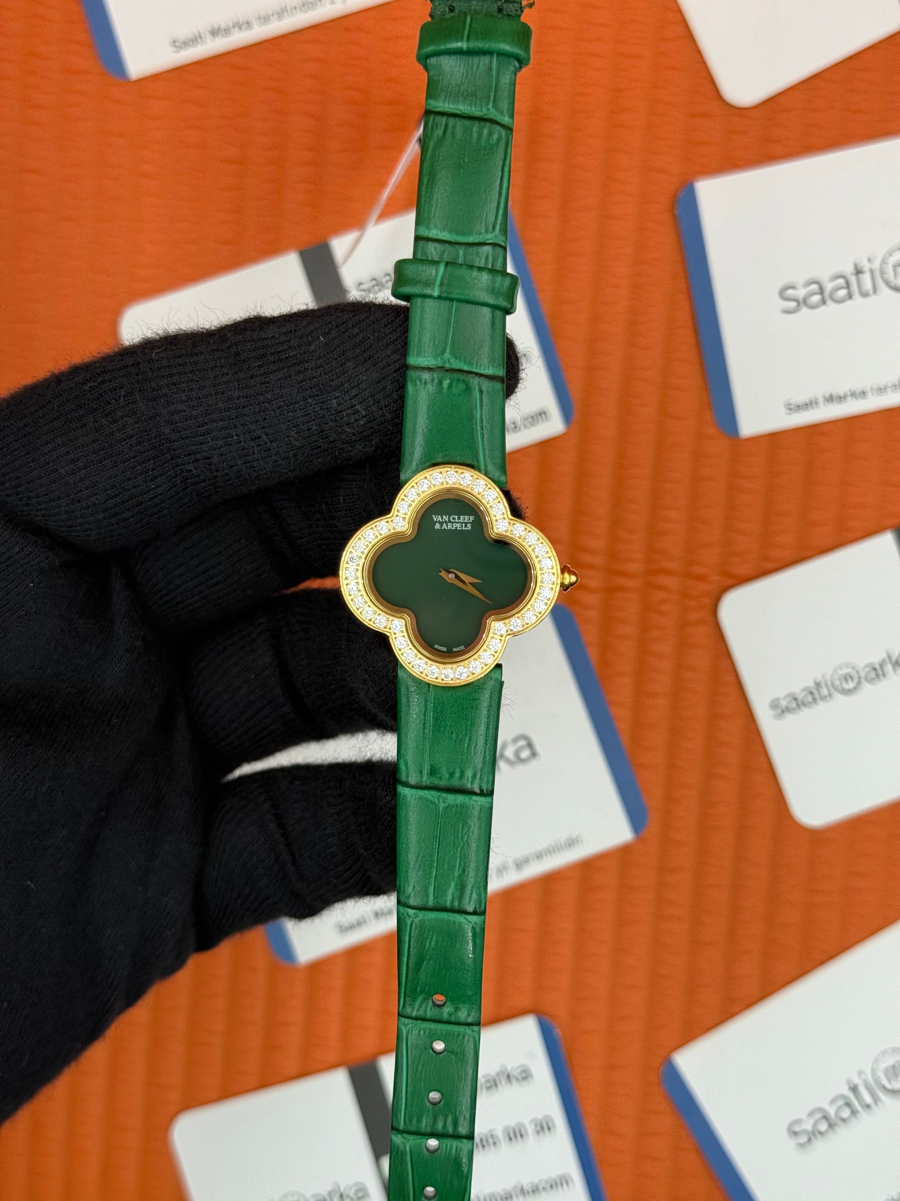 VAN CLEEF yeşil kadran yeşil deri kordon gold kasa taşlı bezel kadın kol saati