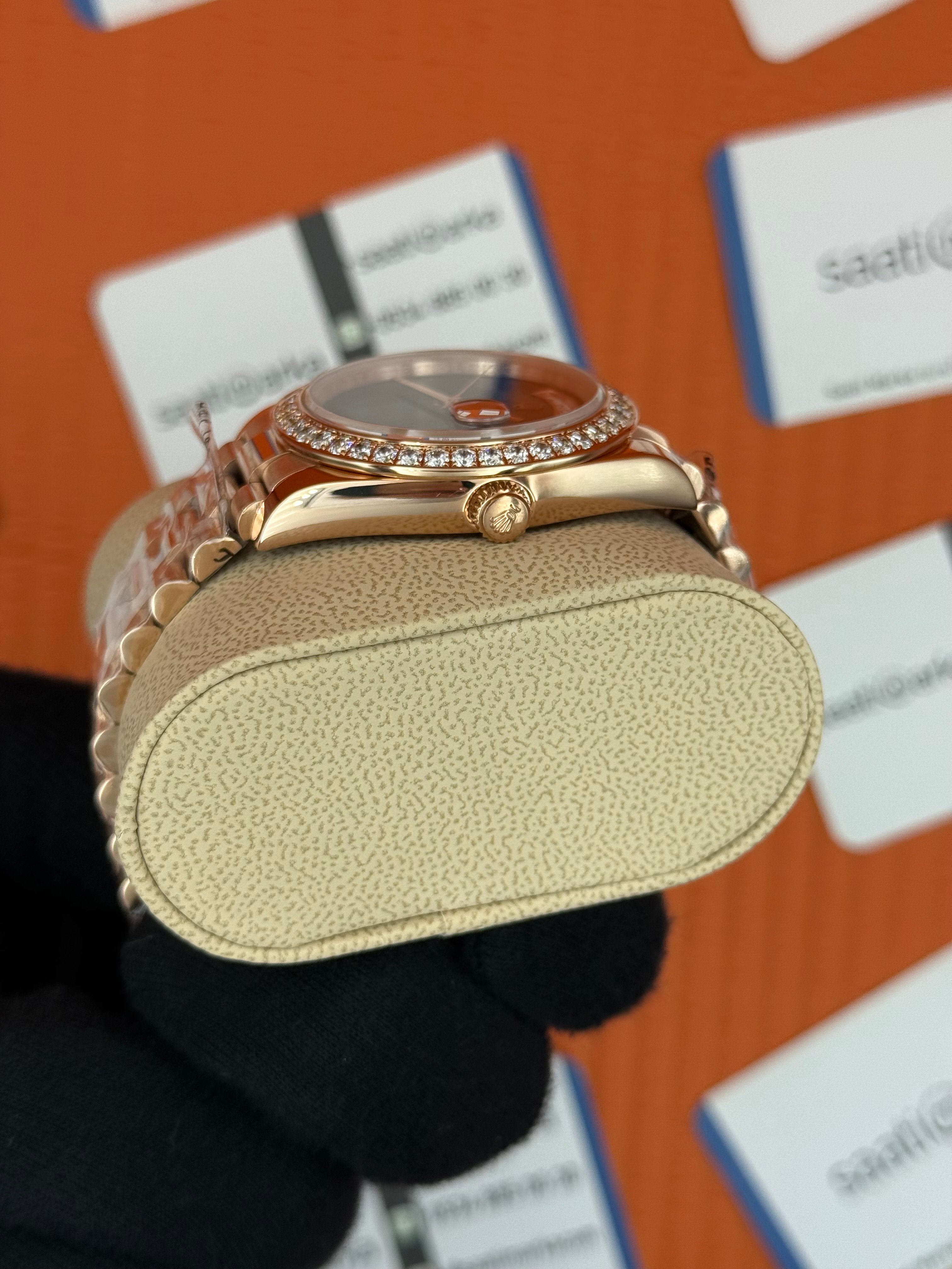 rolex Day Date taşlı bezel siyah kadran rose kasa-kordon oyster