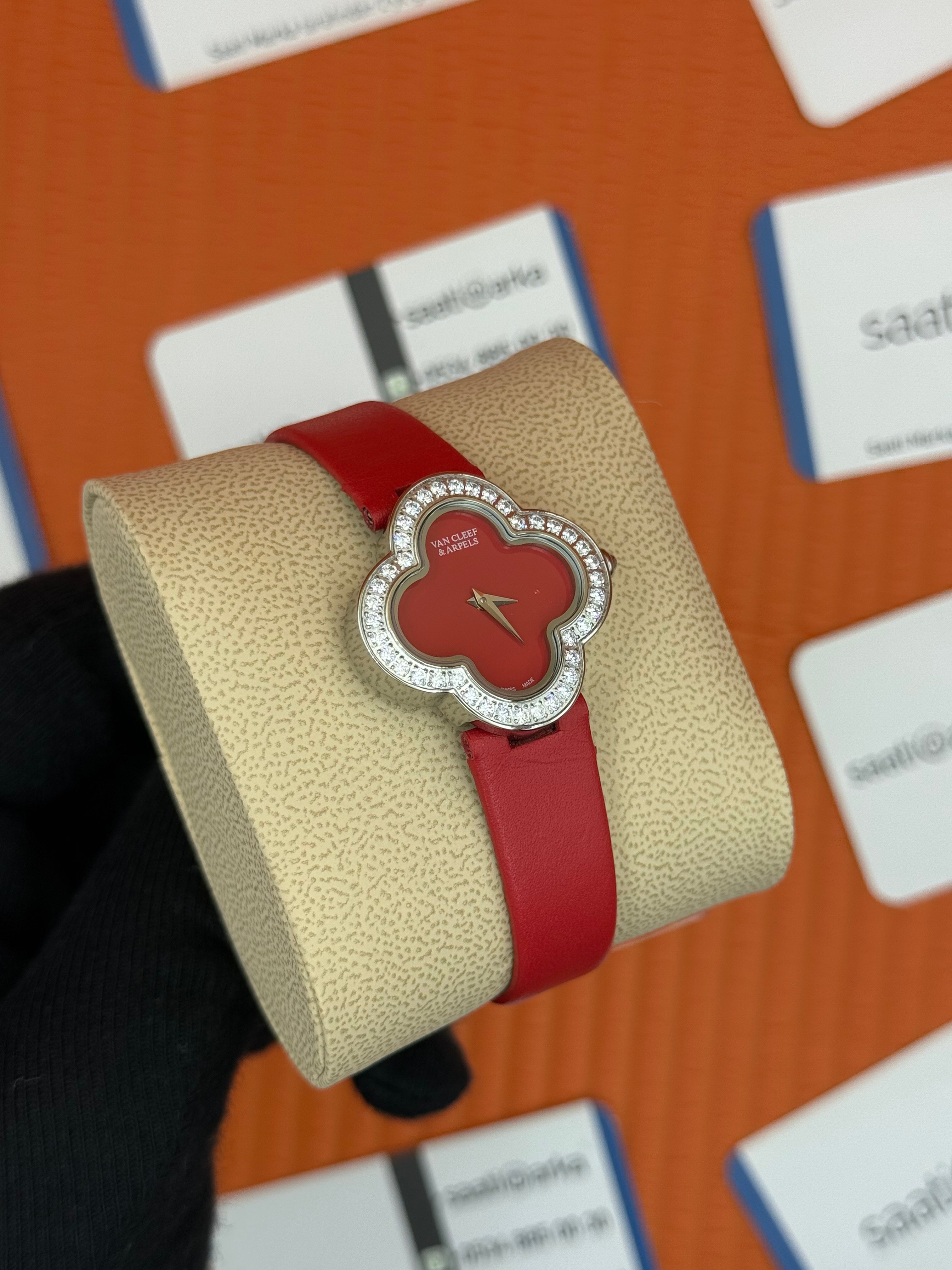VAN CLEEF kırmızı kadran kırmızı deri kordon taşlı bezel silver kasa kadın kol saati