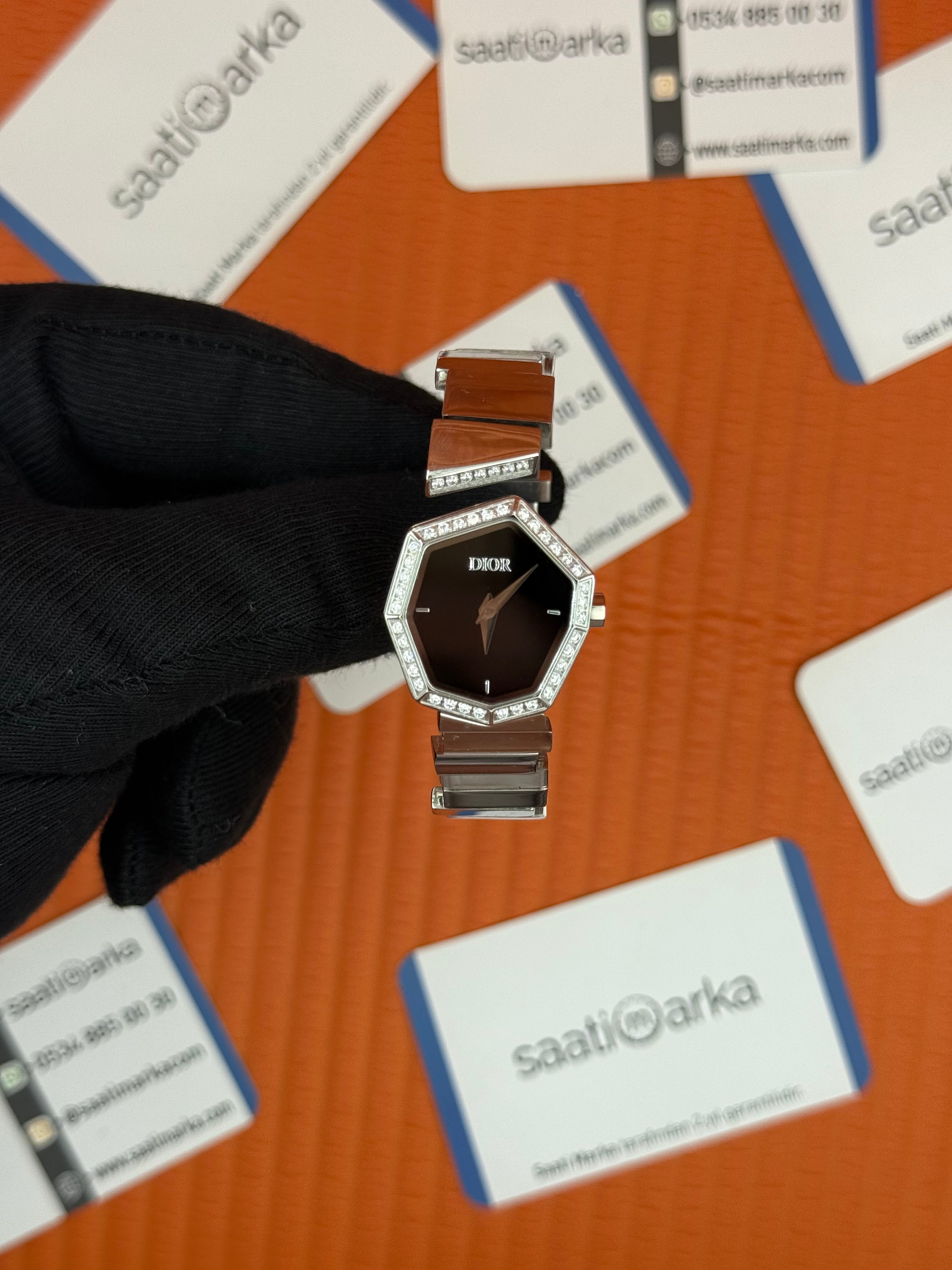 DİOR taşlı bezel siyah kadran silver kasa kordon kadı  kol saati