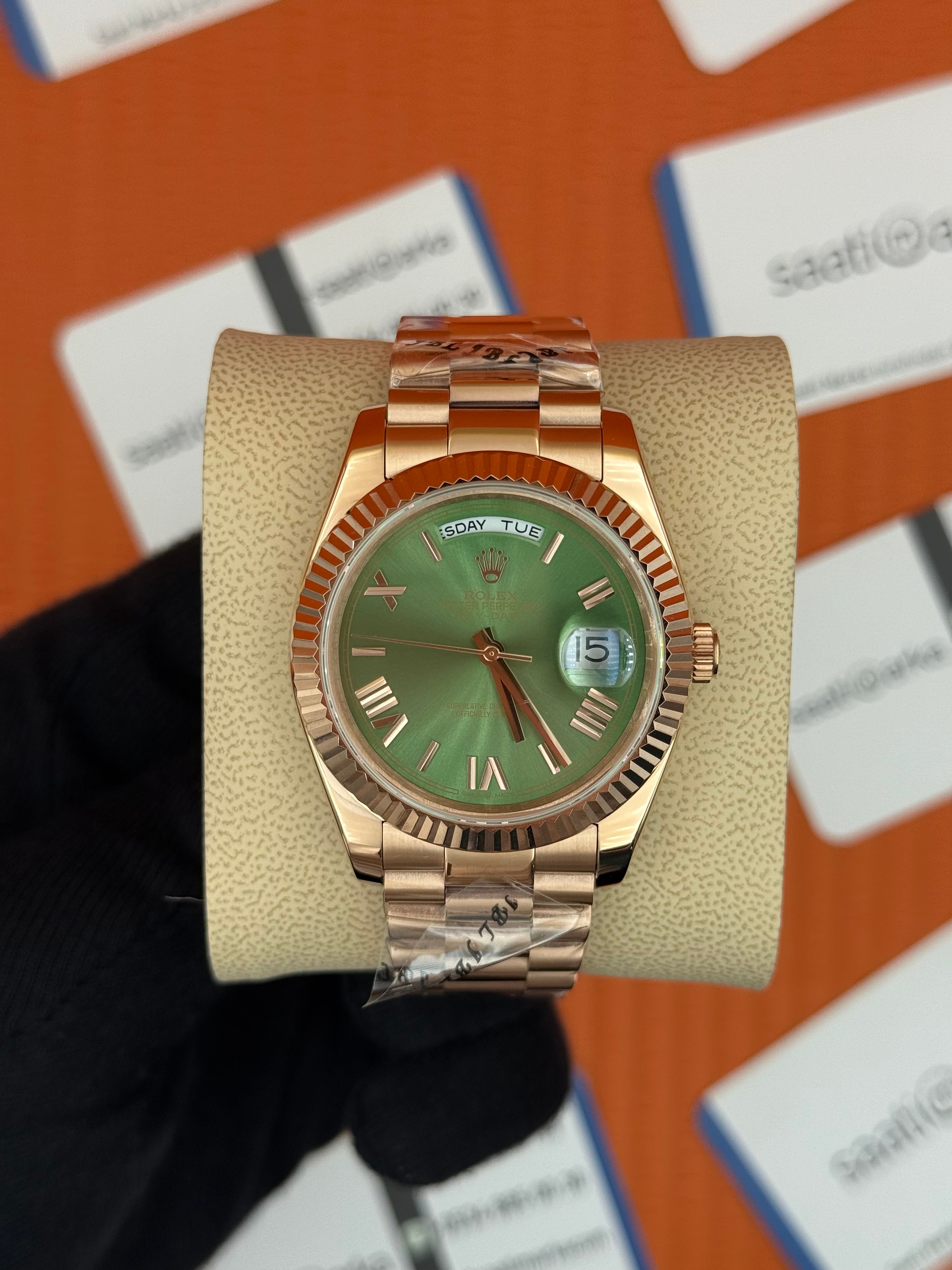 ROLEX Day Date roma rakamlı yeşil kadran rose kasa-kordon oyster 