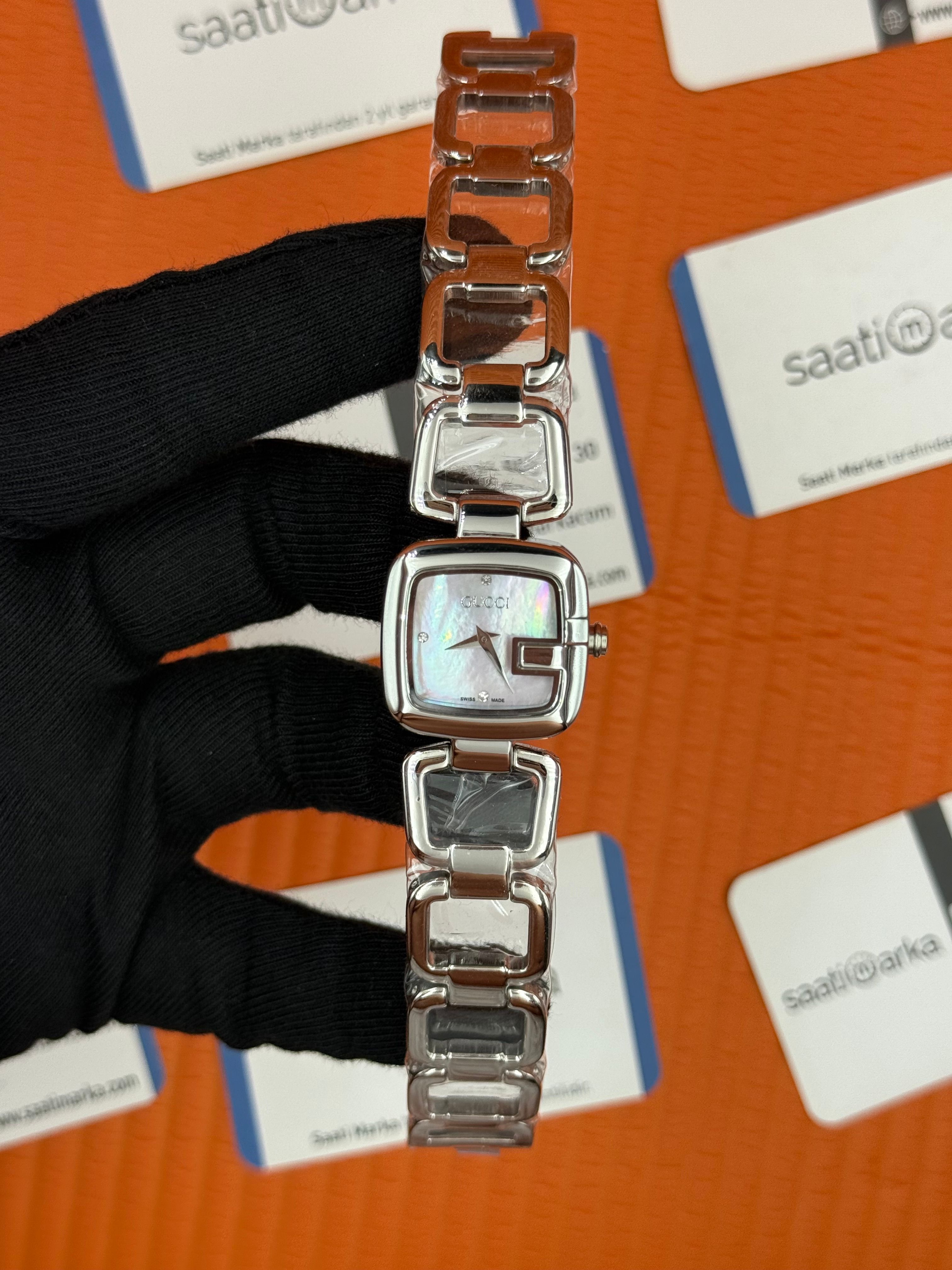 GUCCI YA125502 beyaz sedefli kadran silver kasa kordon kadın kol saati