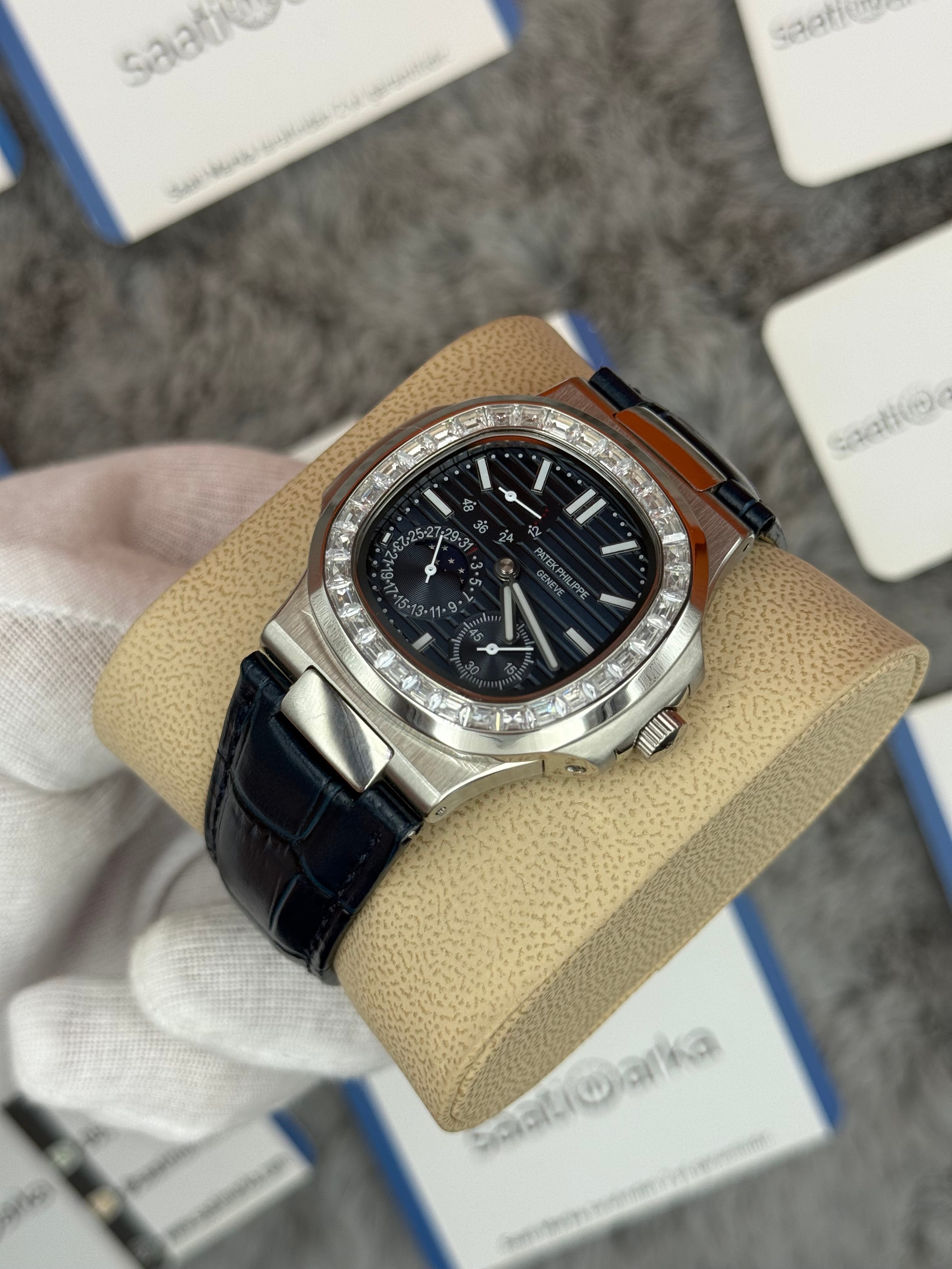 PATEK PHİLİPPE nautilus moontphase 5712 taşlı bezel lacivert kadran lacivert deri kordon silver kasa 40mm erkek kol saati