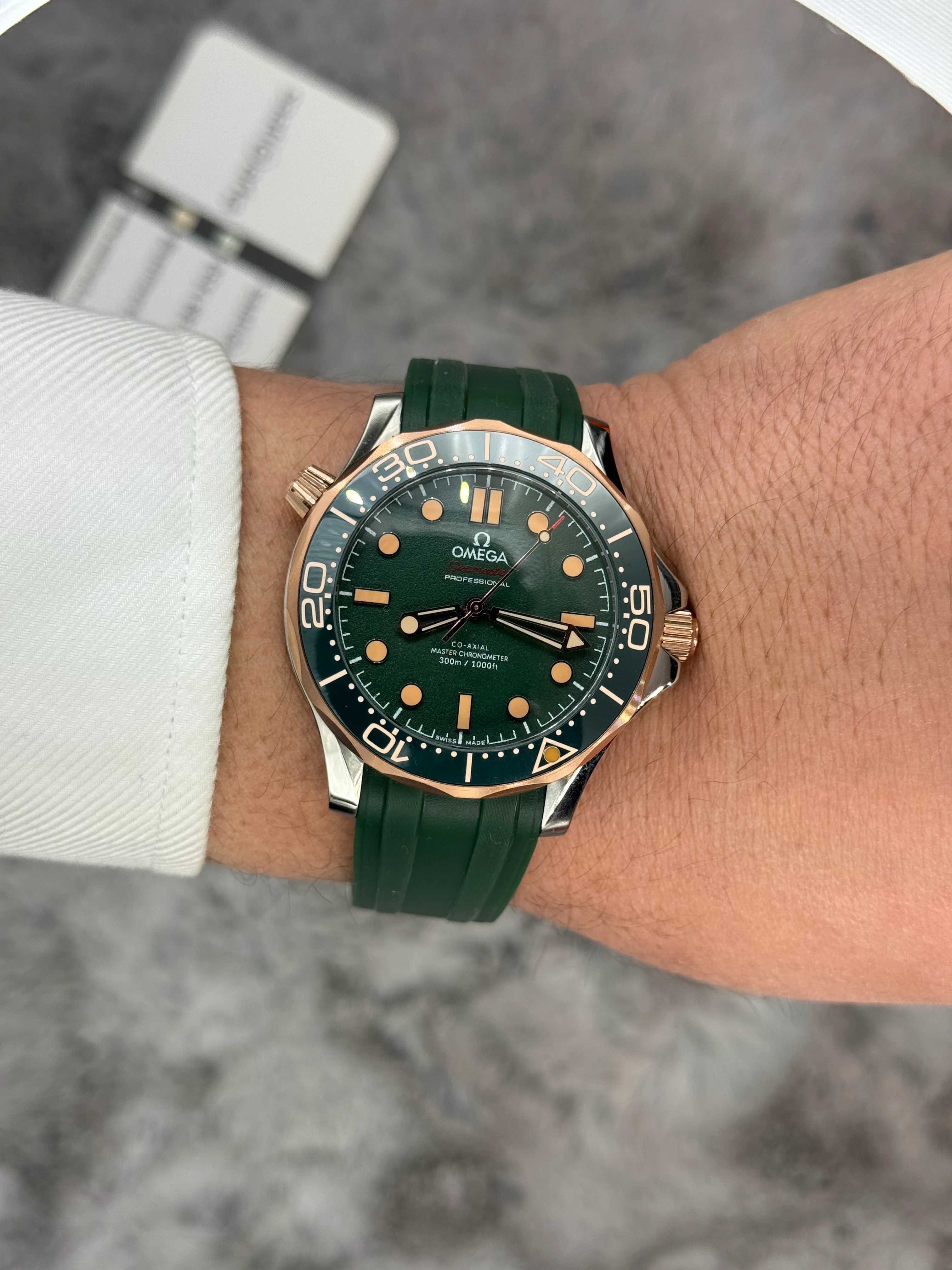 OMEGA SEAMSTER DİVER 40MM YEŞİL KADRAN SİLVER KASA YEŞİL KAUÇUK KORDON