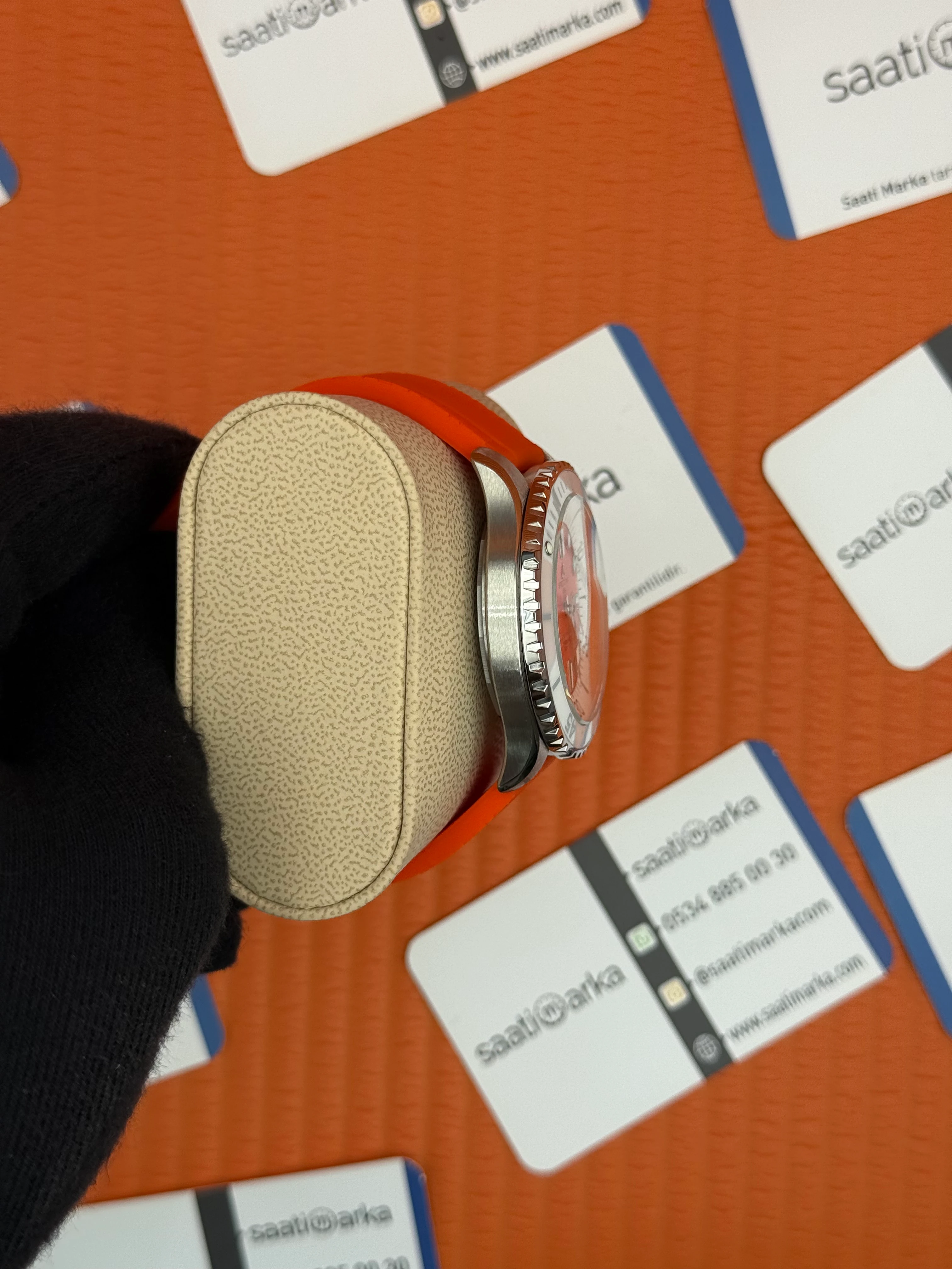 BREITLING Superocean turuncu kauçuk kordon turuncu kadran