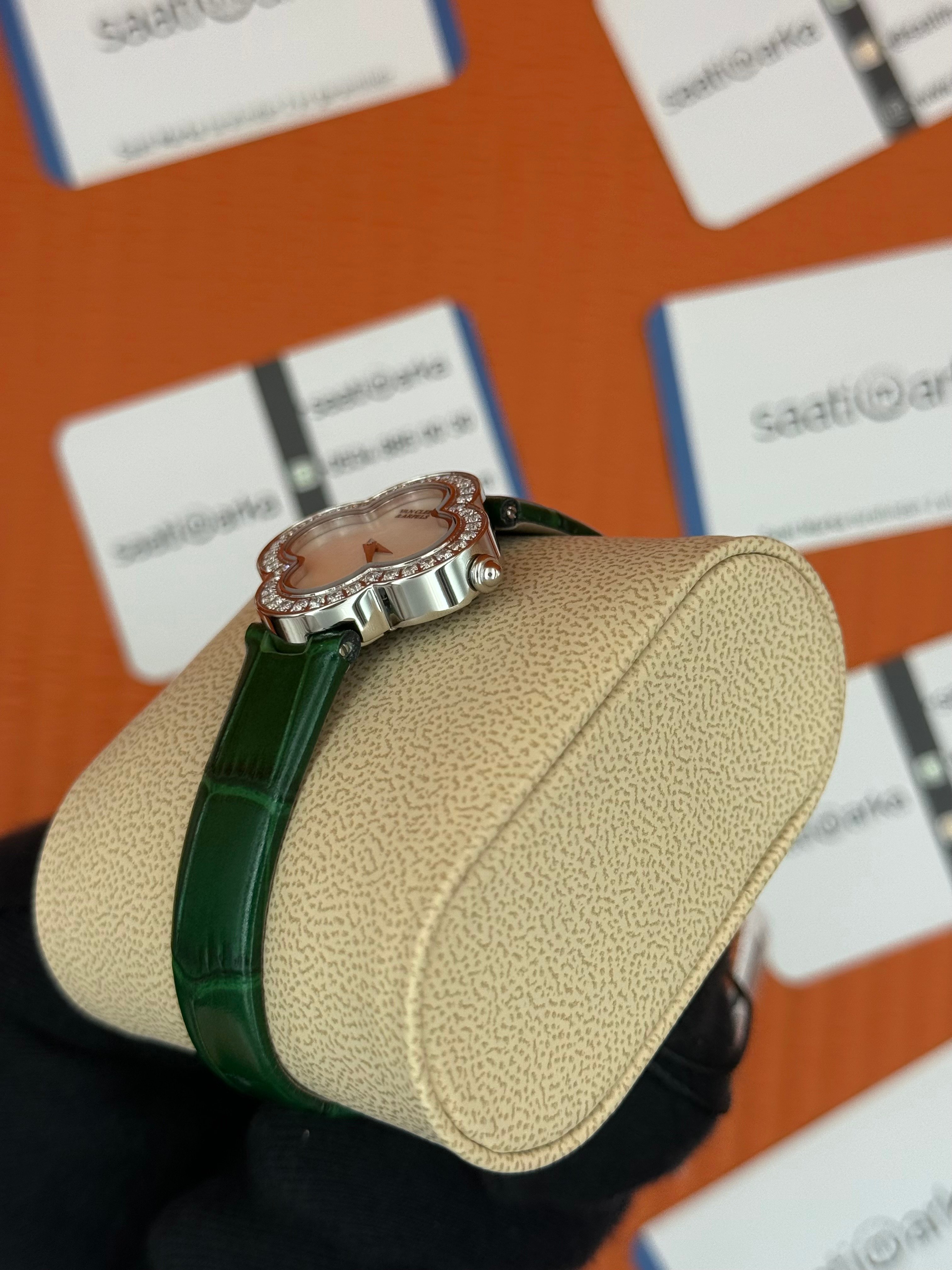 VAN CLEEF beyaz kadran taşlı bezel yeşil deri kordon kadın kol saati