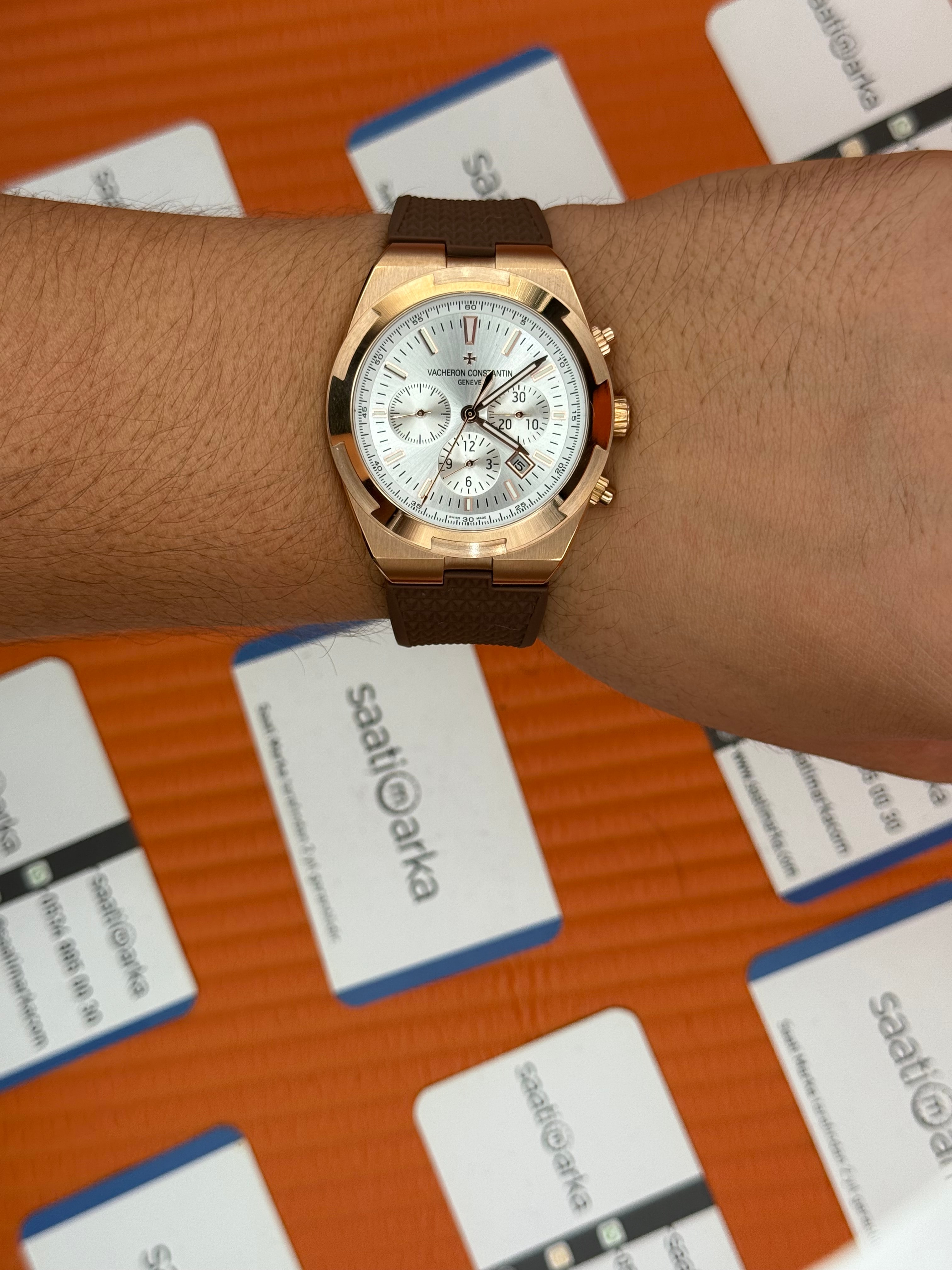 VACHERON CONSTANTIN overseas chronograph beyaz kadran rose kasa kahverengi kauçuk kordon erkek kol saati