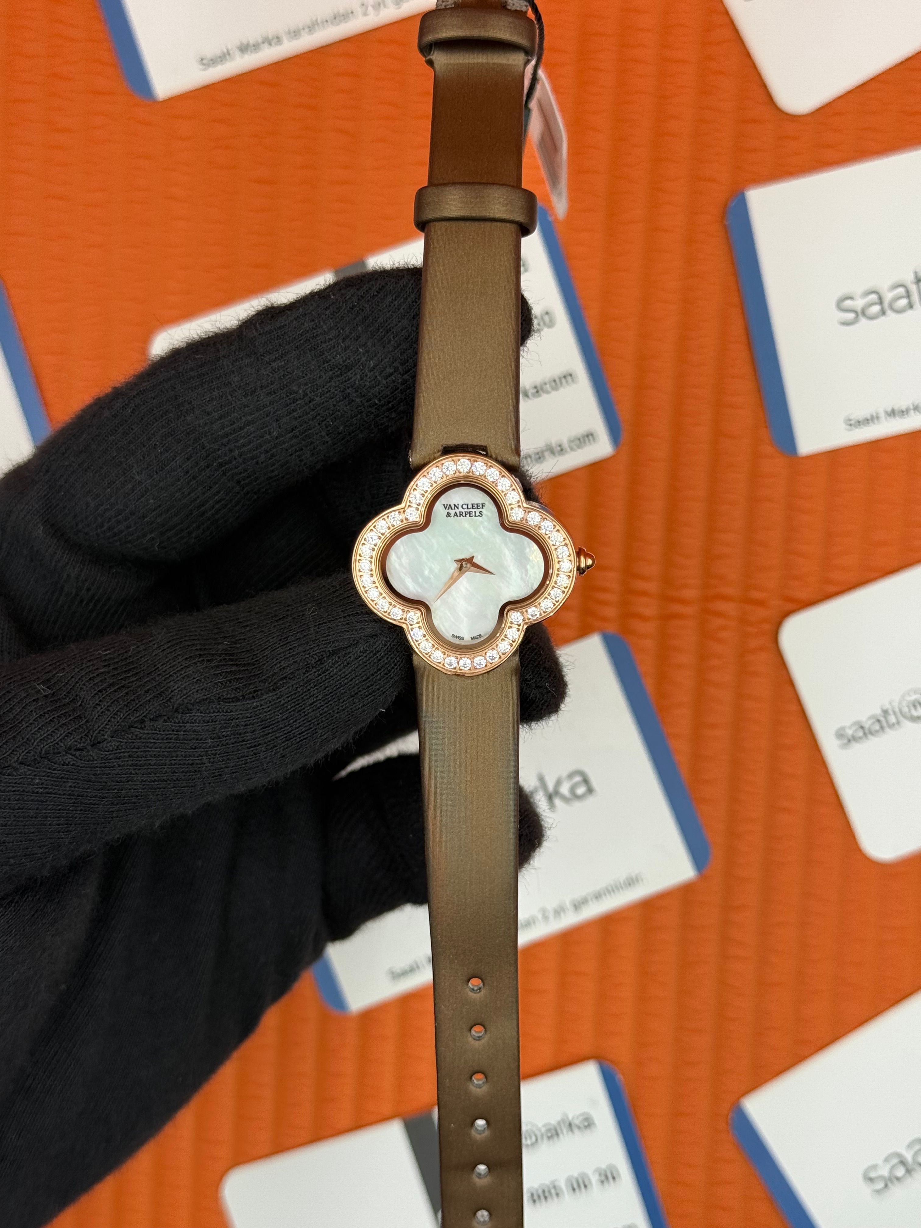VAN CLEEF beyaz kadran kahverengi deri kordon taşlı bezel kadın kol saati