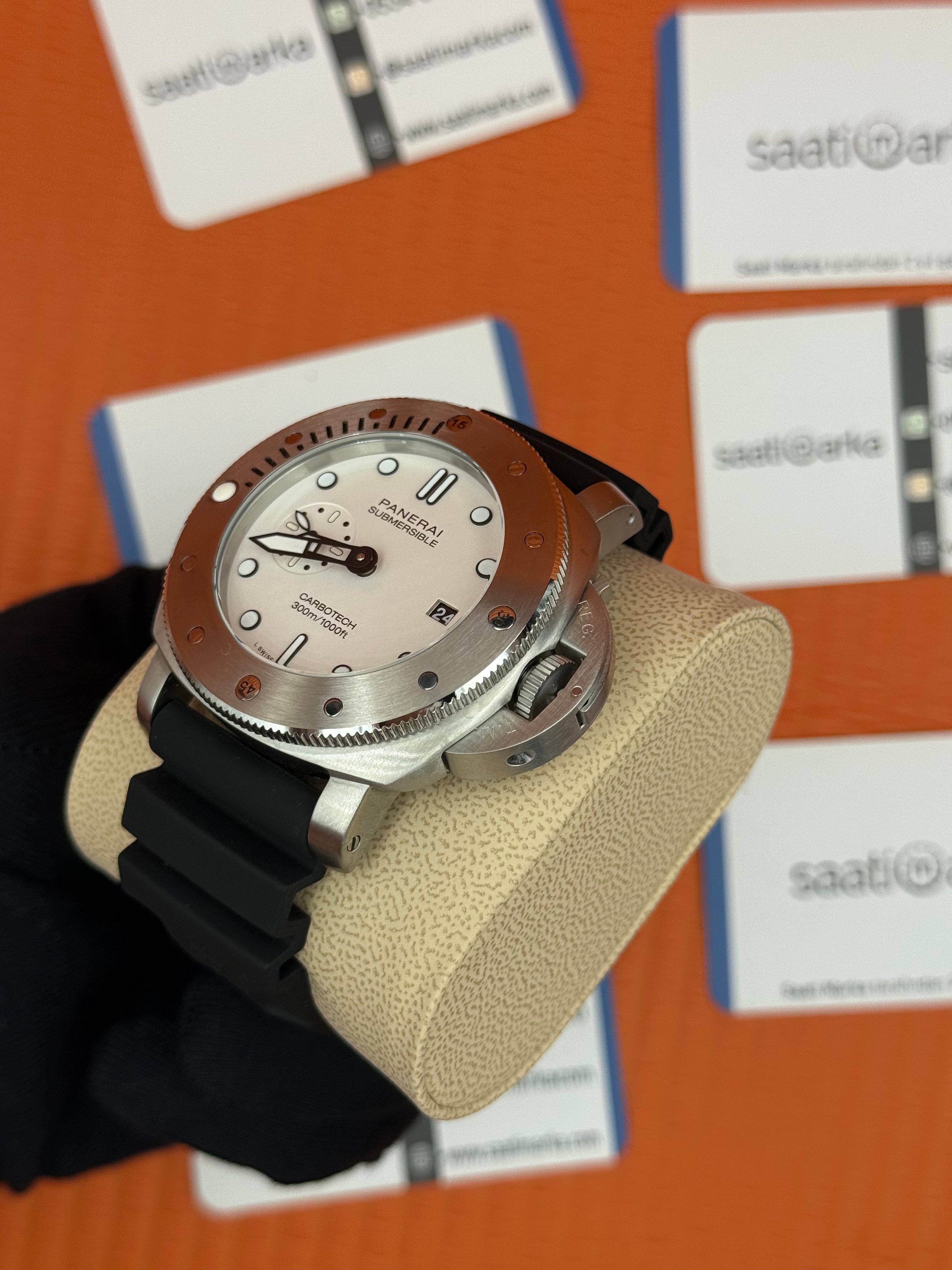 PANERAI submerisible carbotec 300m siyah kauçuk kordon beyaz kadran silver kasa 