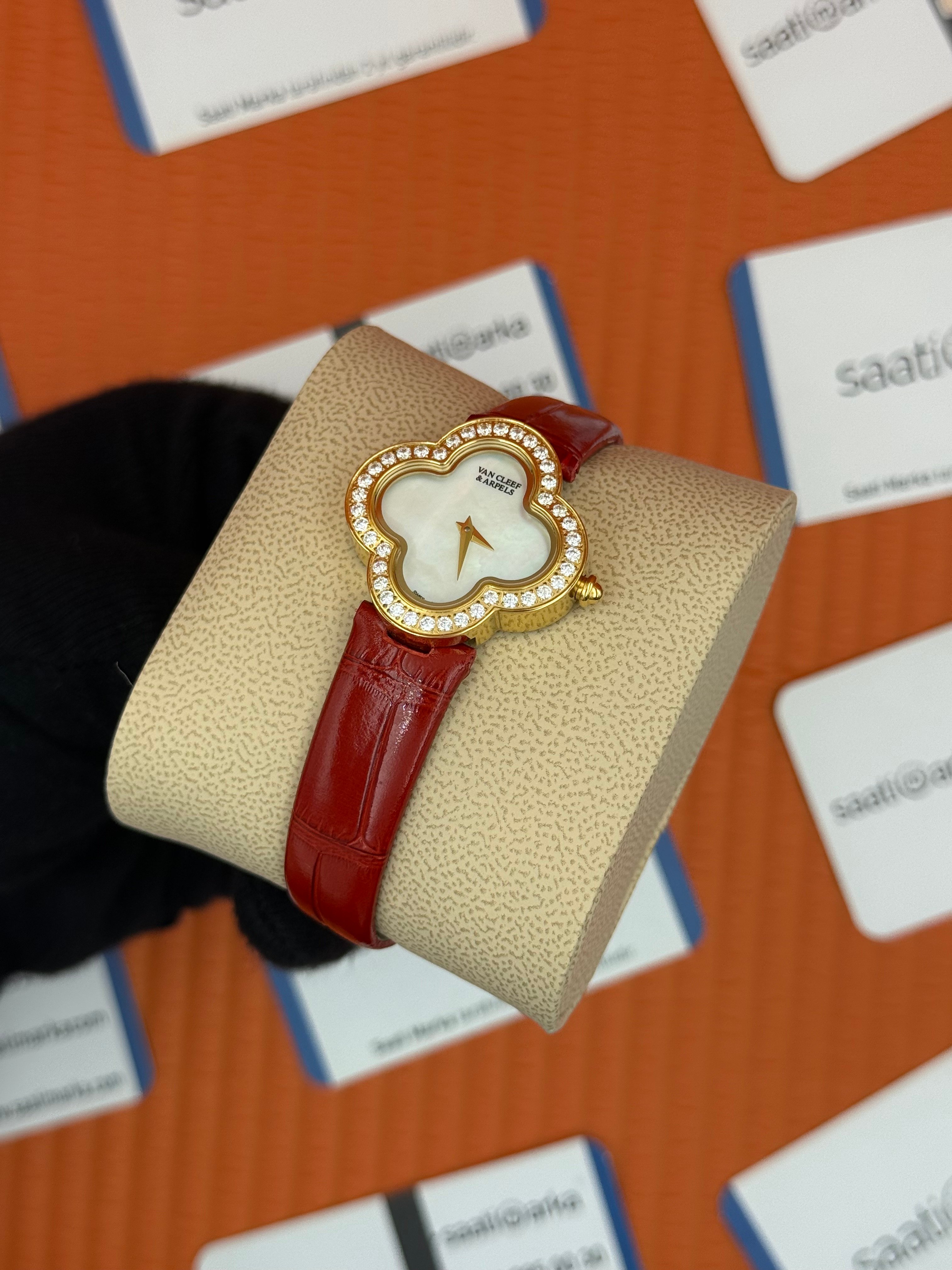 VAN CLEEF beyaz kadran kırmızı deri kordon gold kasa taşlı bezel kadın kol saati