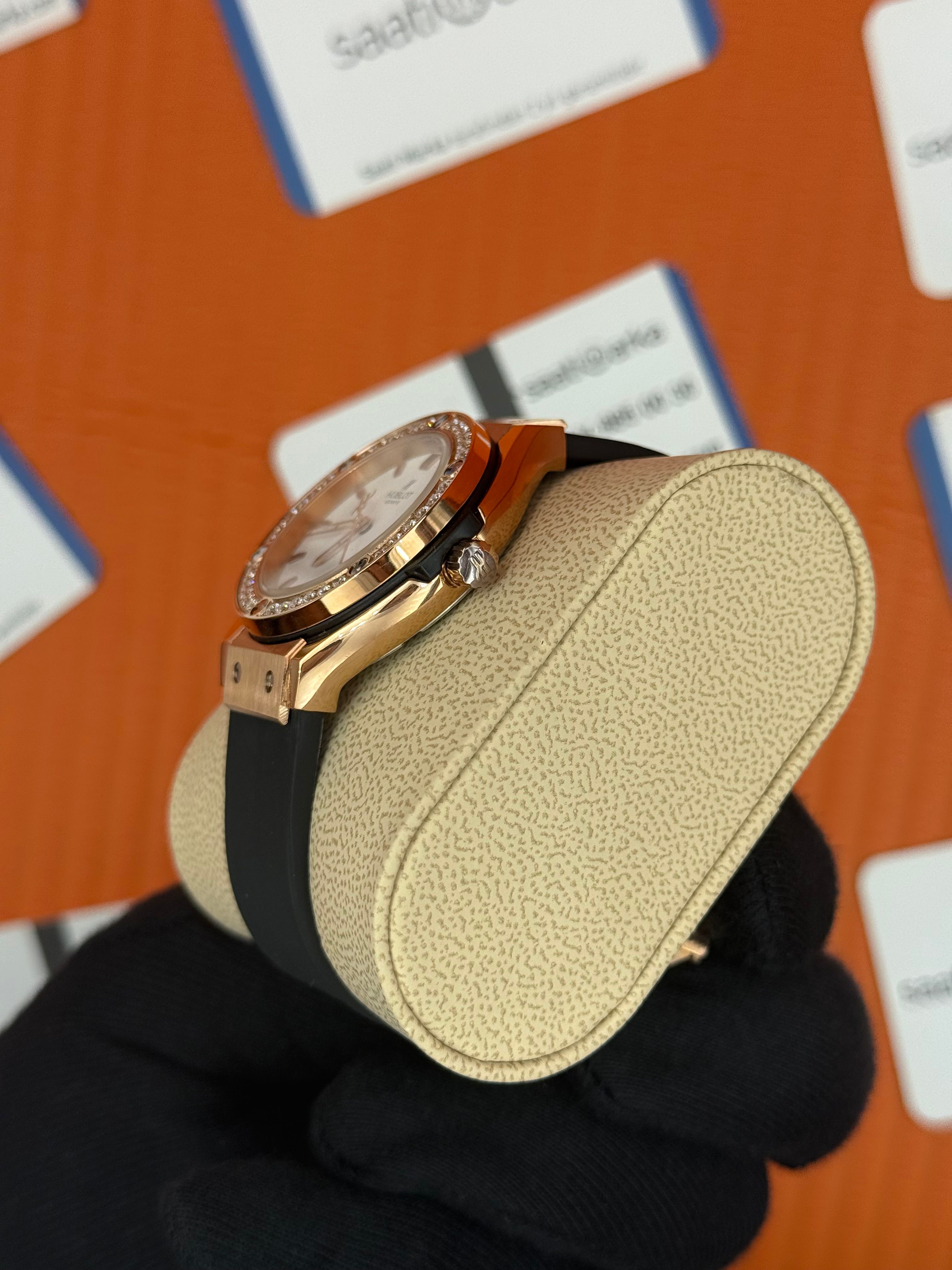 HUBLOT taşlı bezel rose kasa beyaz kadran siyah kauçuk kordon kadın kol saati