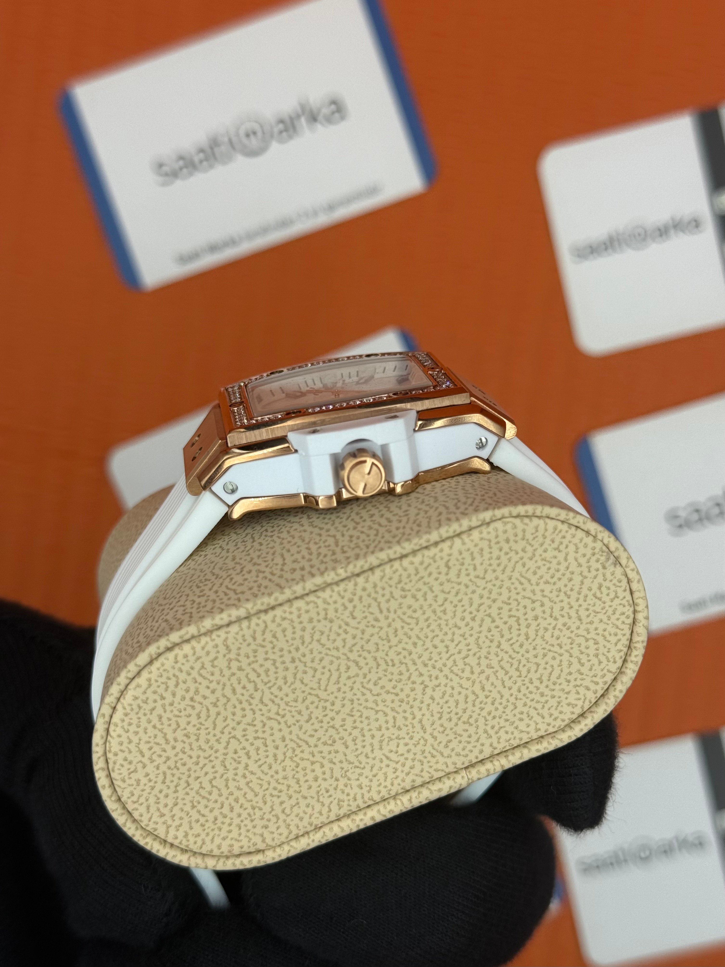 HUBLOT taşlı bezel rose kasa beyaz kadran beyaz kauçuk kordon kadın kol saati