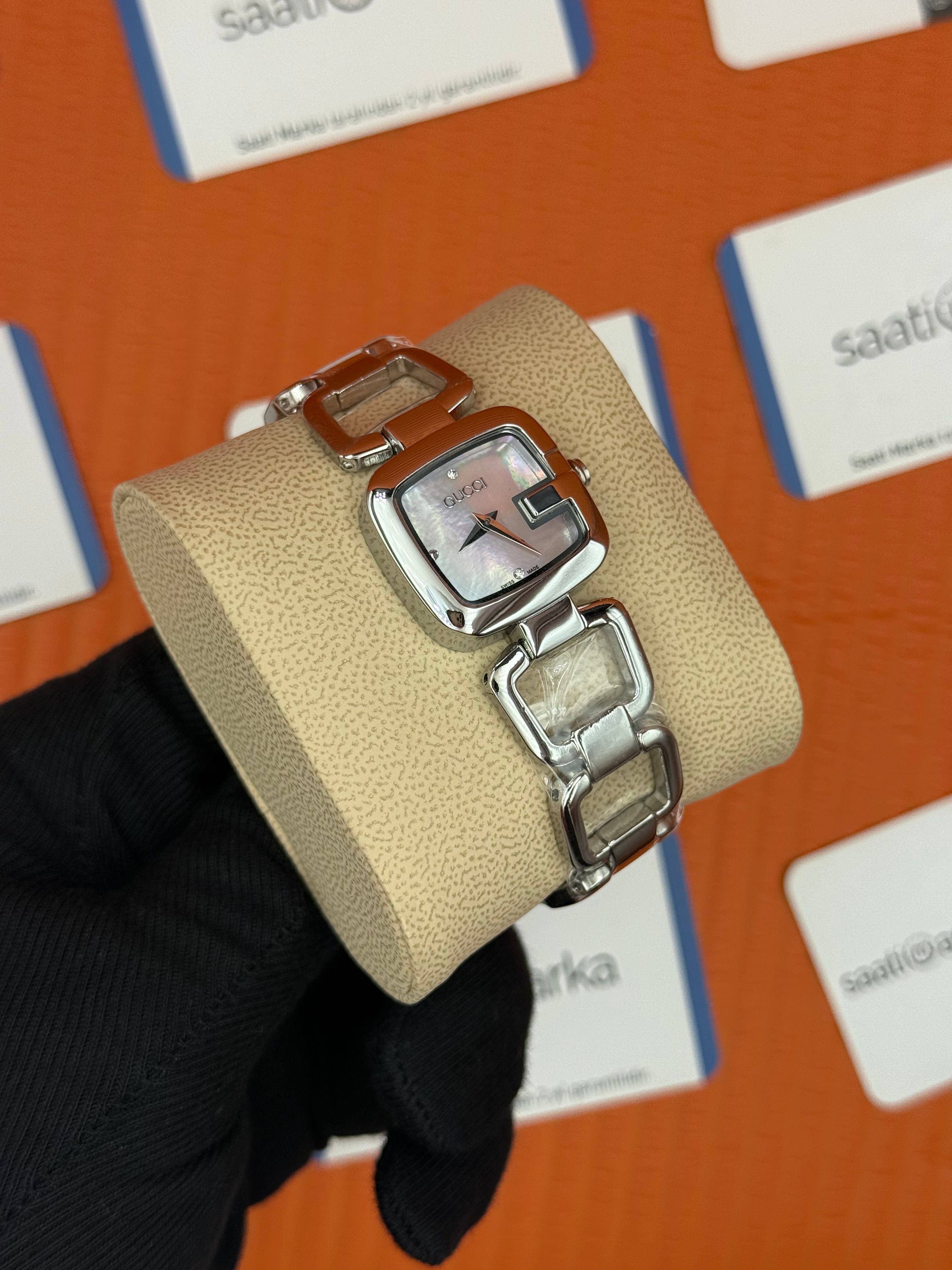 GUCCI YA125502 beyaz sedefli kadran silver kasa kordon kadın kol saati