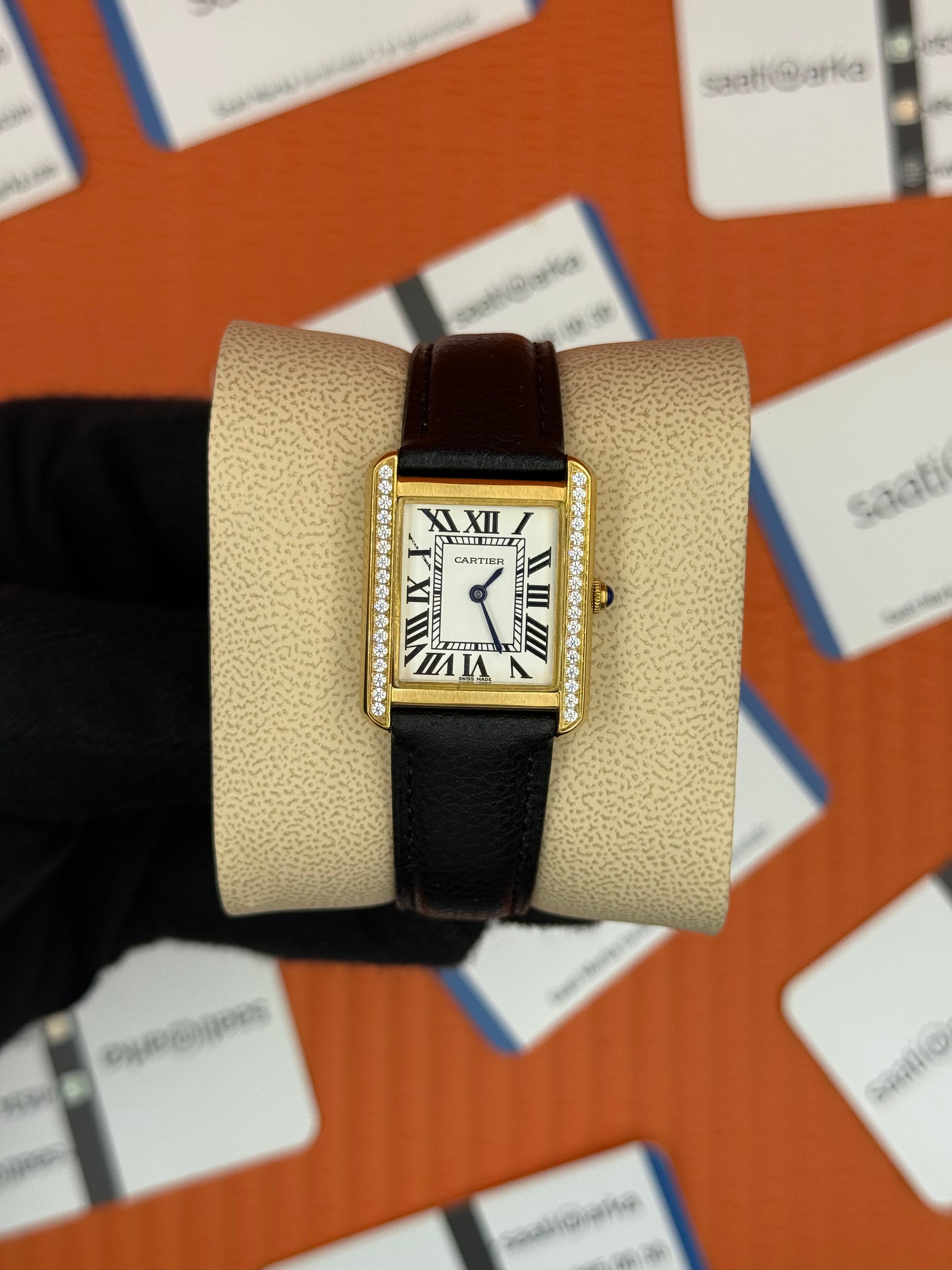 CARTIER Tank 29mm kadın kol saati gold kasa taşlı bezel siyah deri kordon