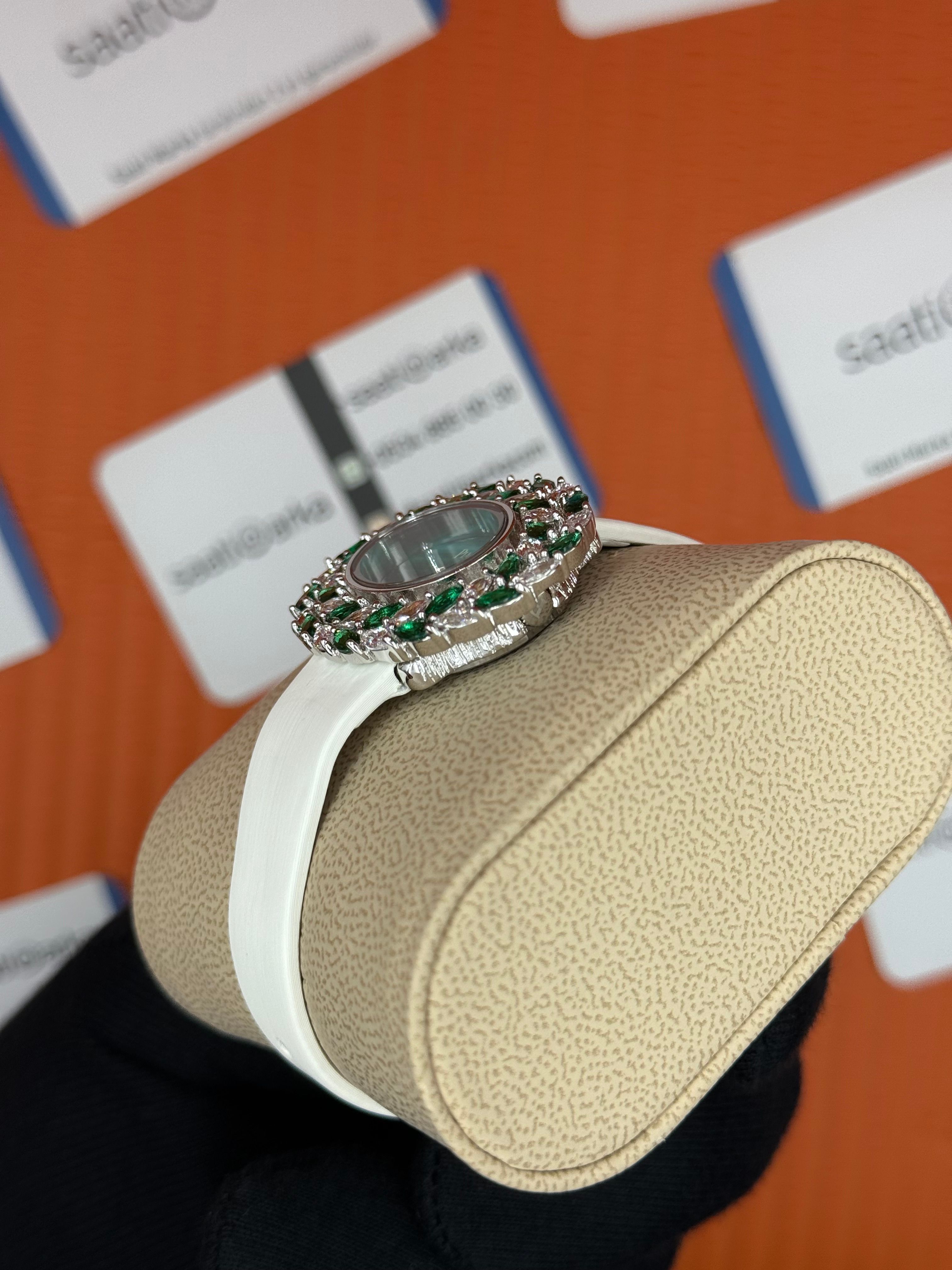 PIAGET taşlı bezel yeşil kadran beyaz deri kordon