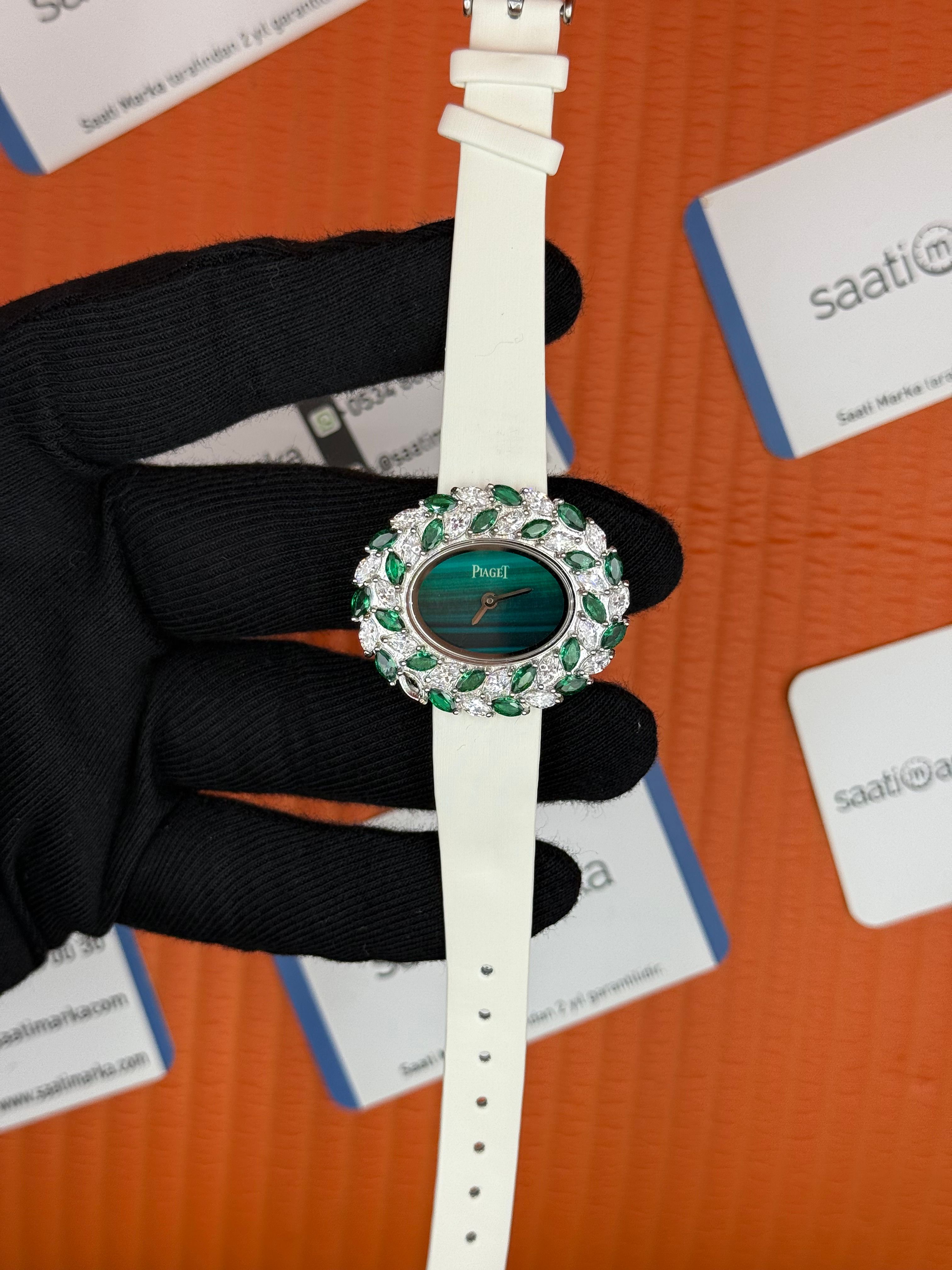PIAGET taşlı bezel yeşil kadran beyaz deri kordon
