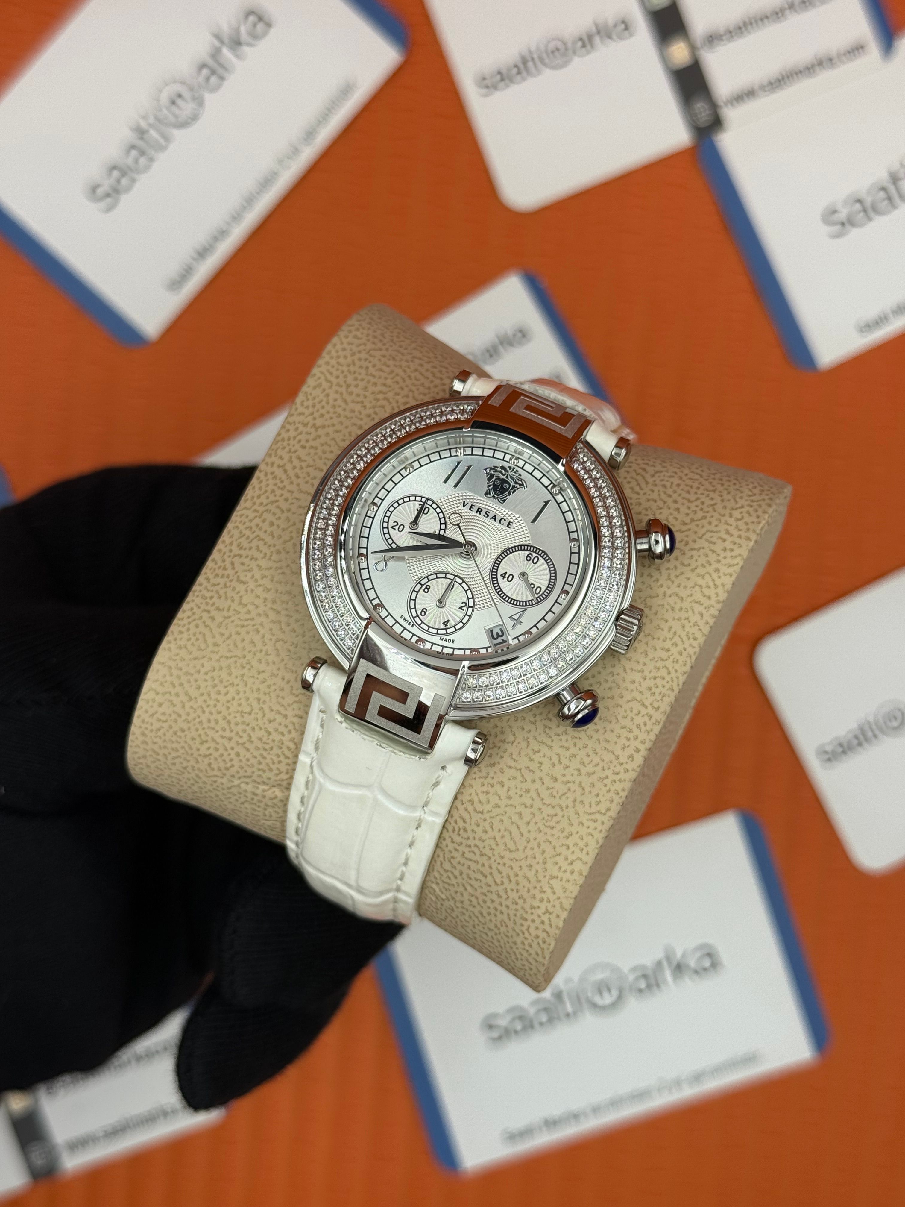 VERSACE taşlı bezel beyaz kadran beyaz deri kordon silver kasa kadın kol saati