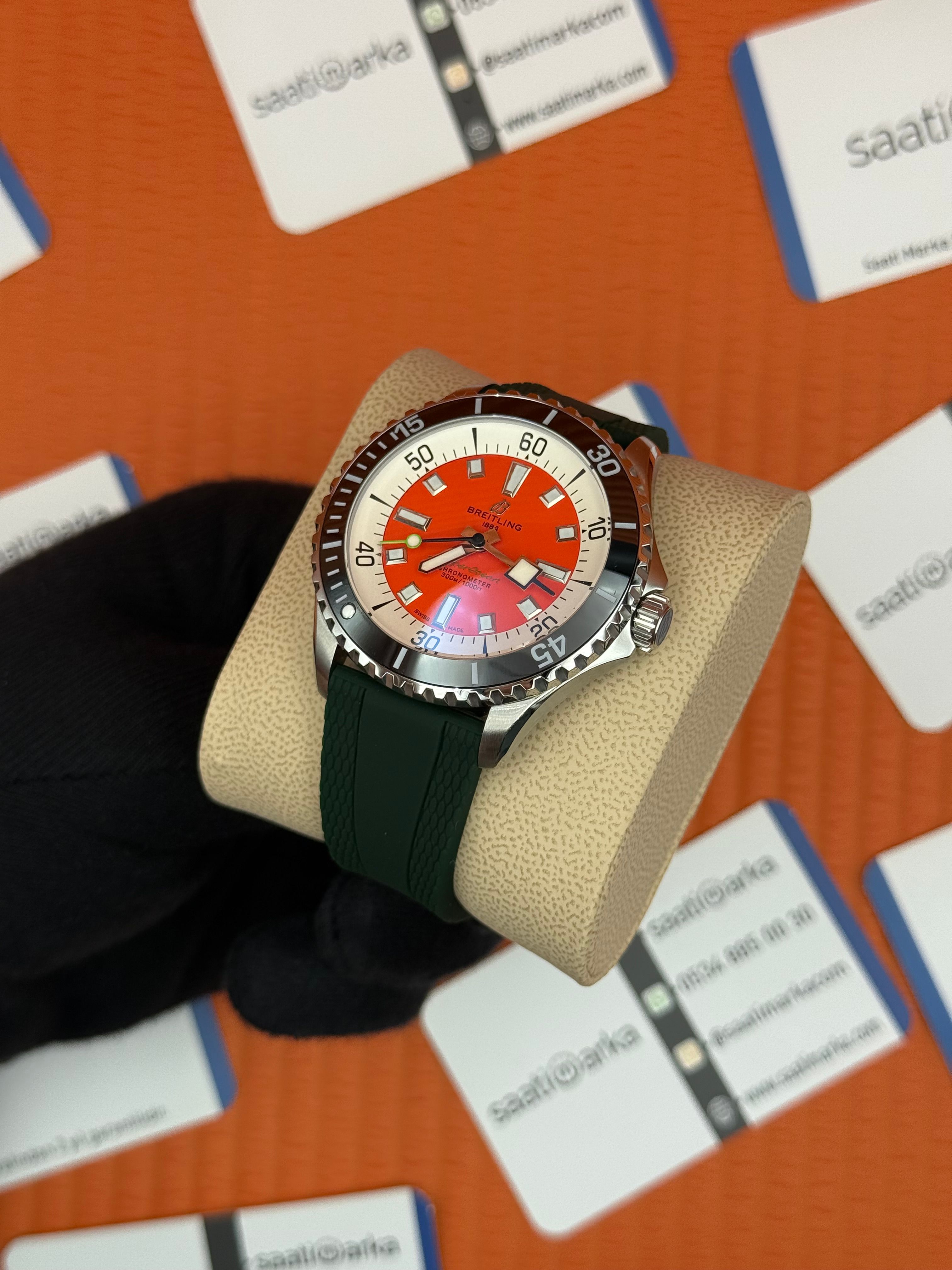 BREITLING  Superocean yeşil kauçık kordon turuncu kadran