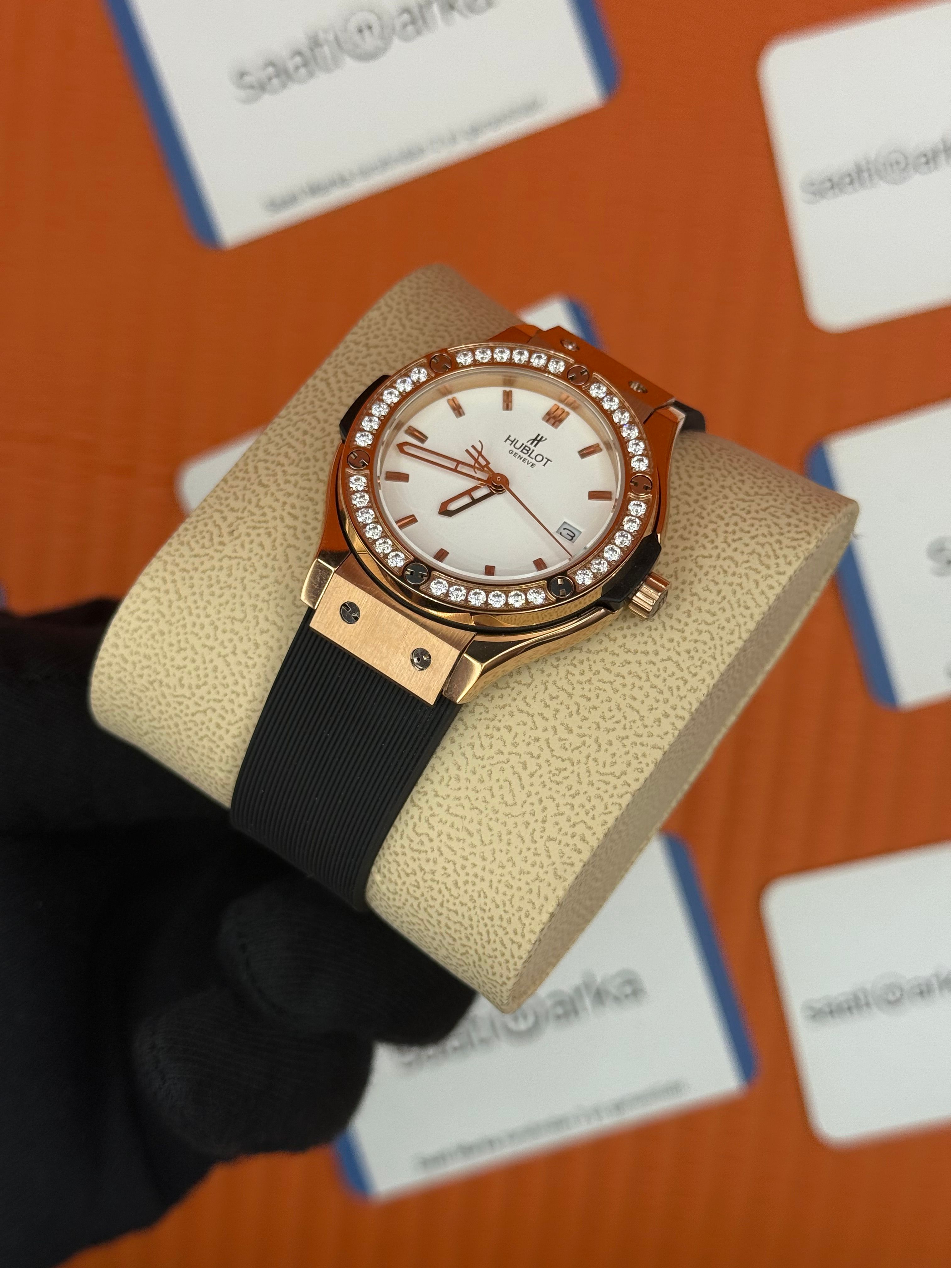 HUBLOT taşlı bezel rose kasa beyaz kadran siyah kauçuk kordon kadın kol saati
