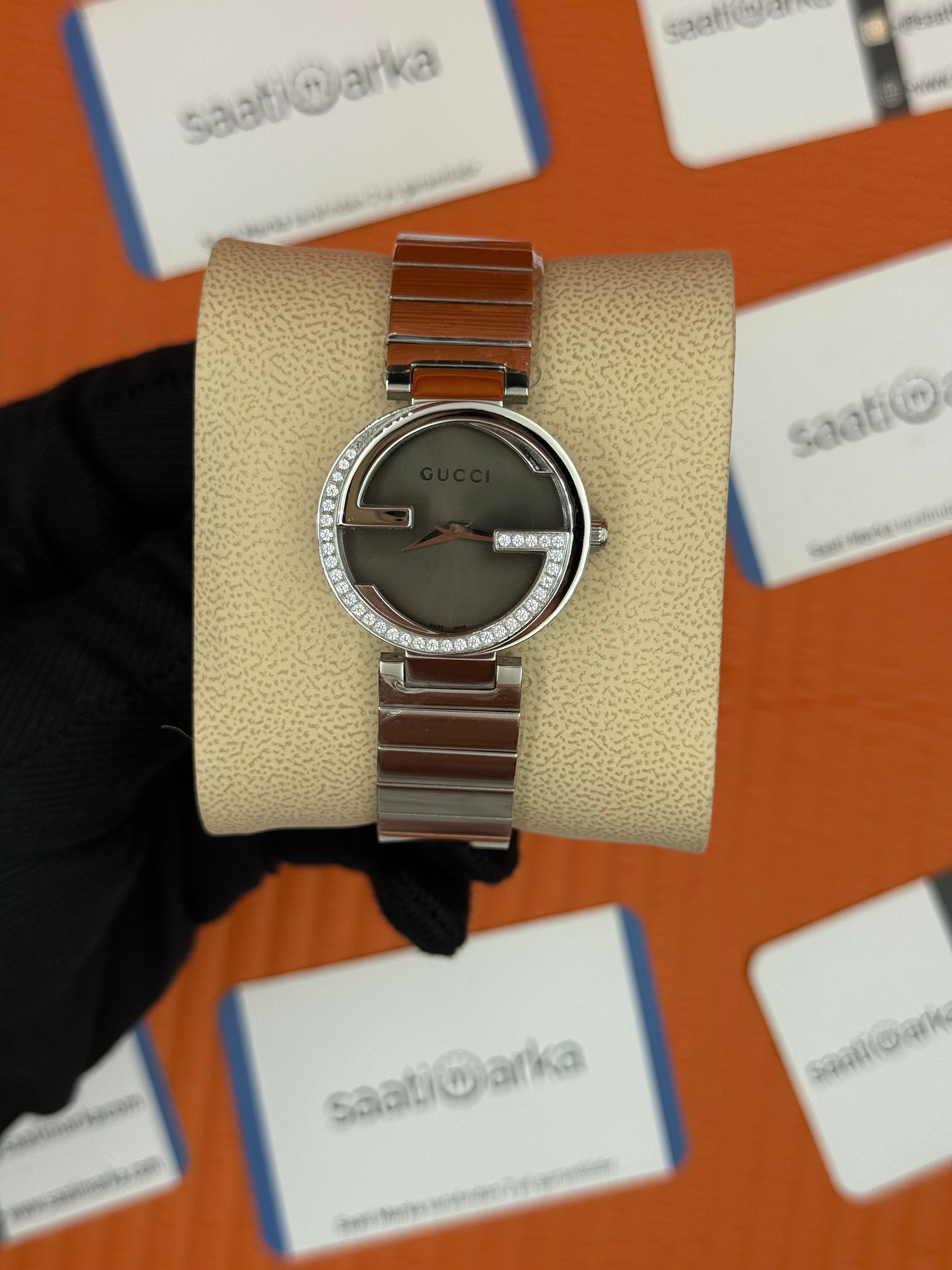 GUCCI antrasit kadran silver kordon taşlı bezel 