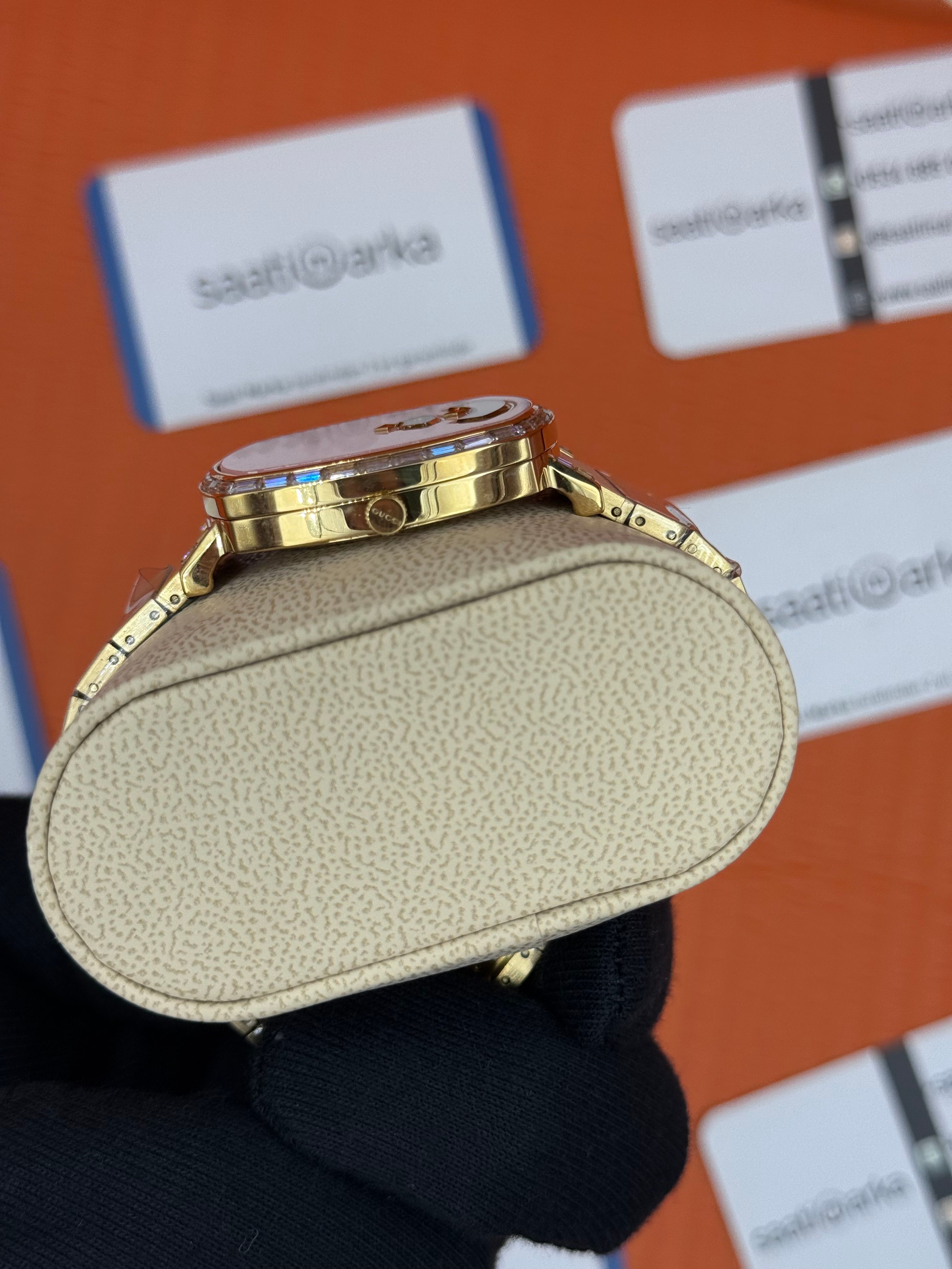 GUCCI GRIP toz pembe kadran gold kordon kadın kol saati