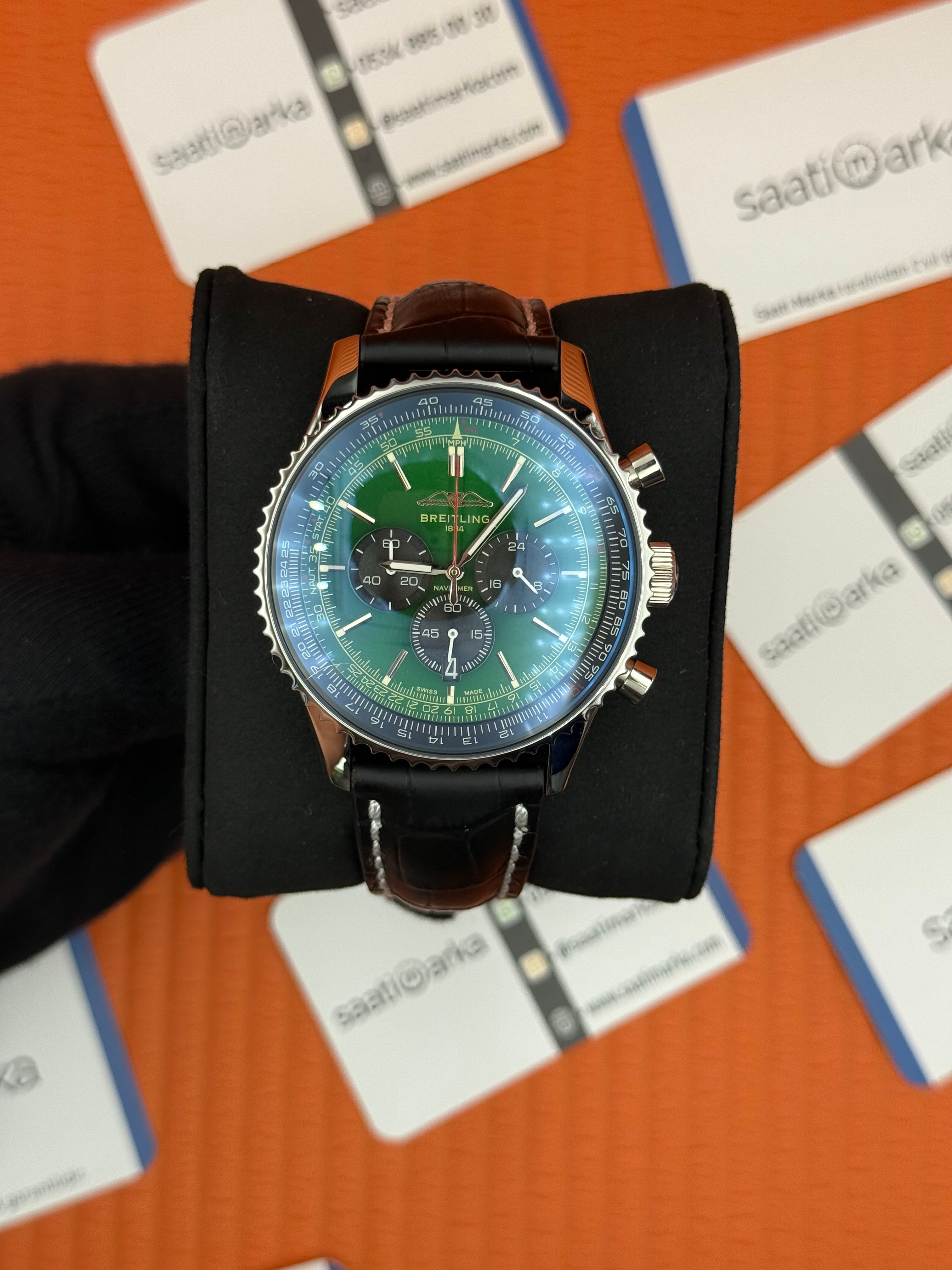 BREITLING Navitimer deri siyah kordon yeşil kadran çelik kasa