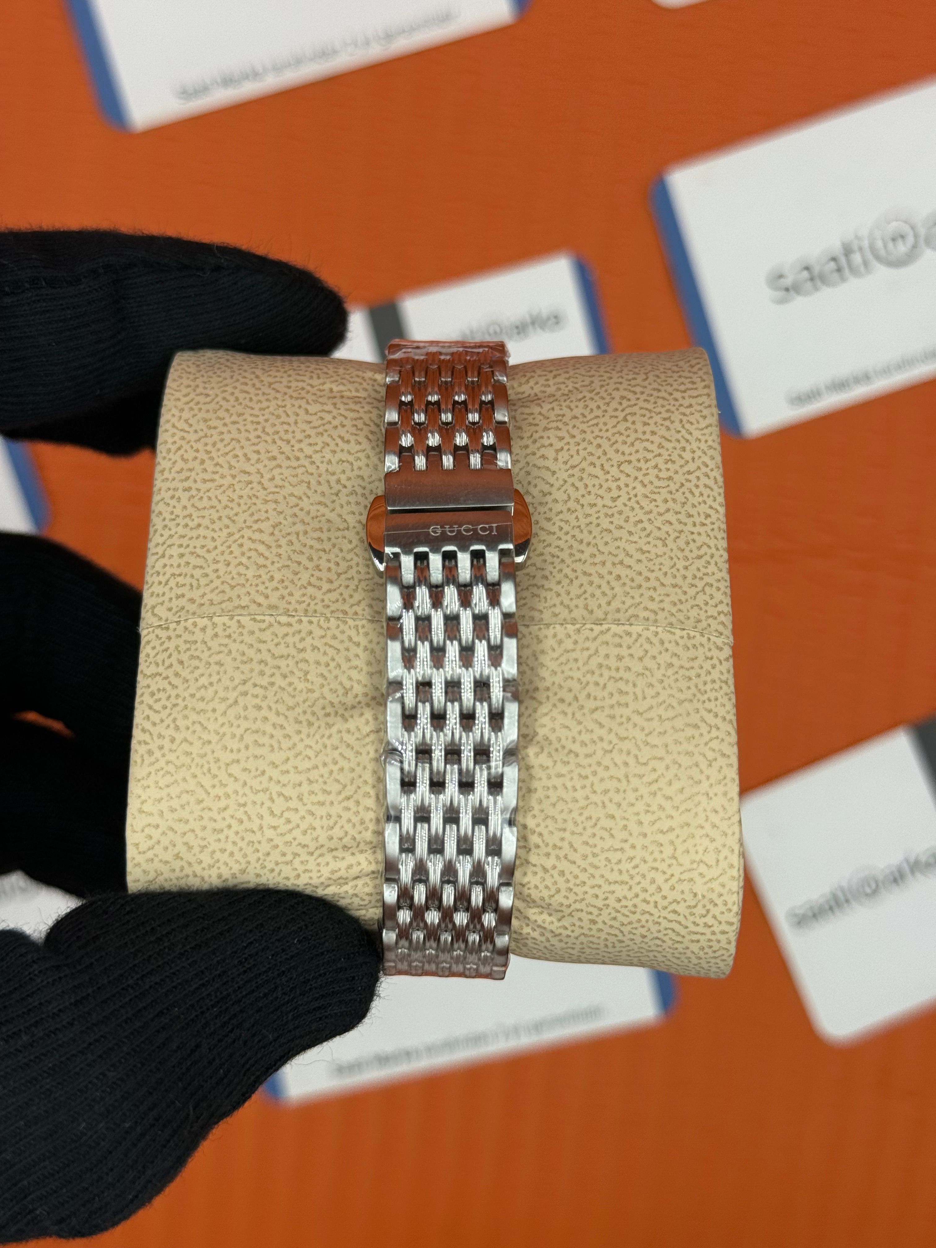 GUCCI YA126502 siyah kadran silver kasa kordon kadın kol saati