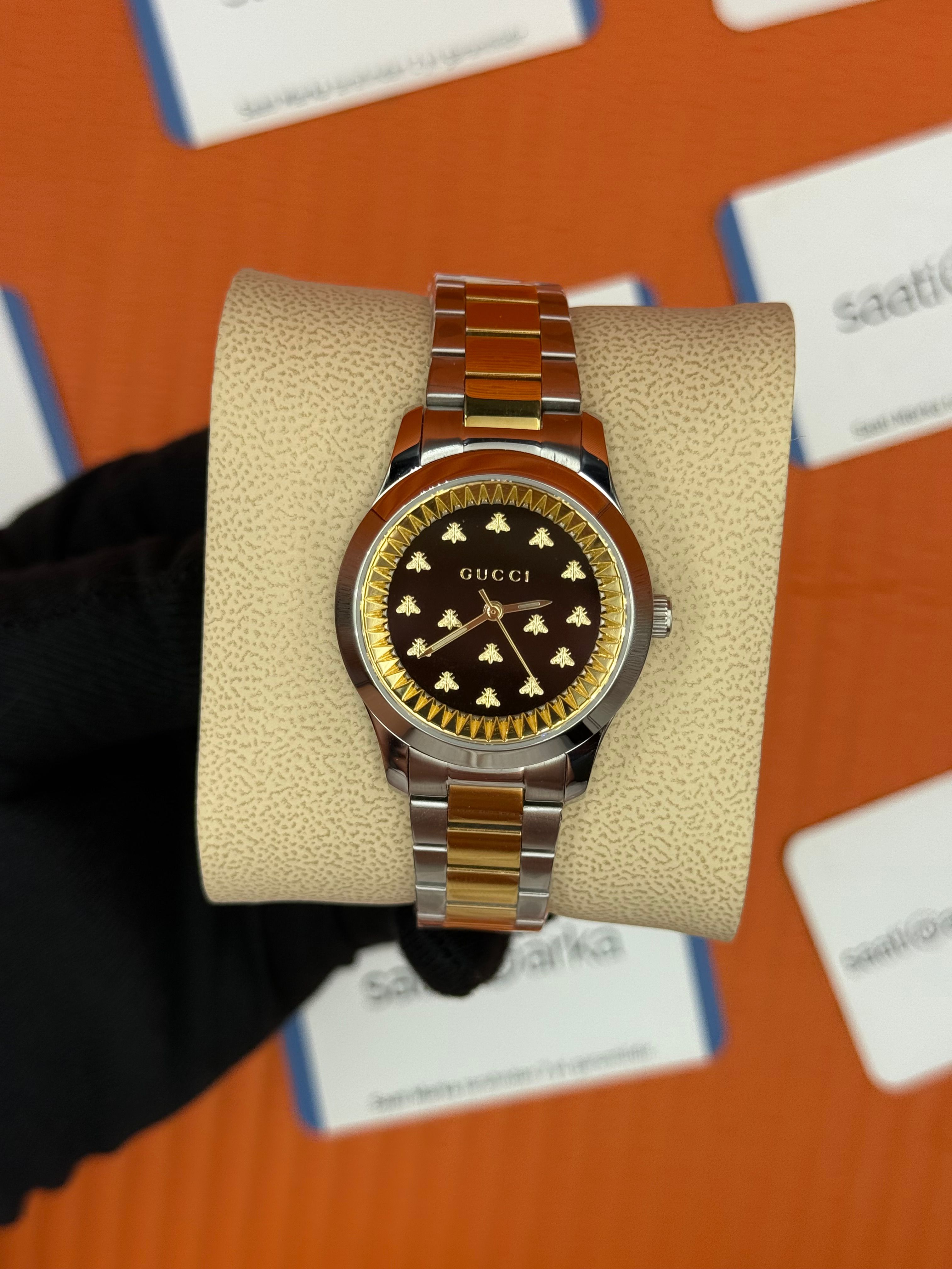 GUCCI siyah kadran gold silver kasa-kordon kadın kol saati