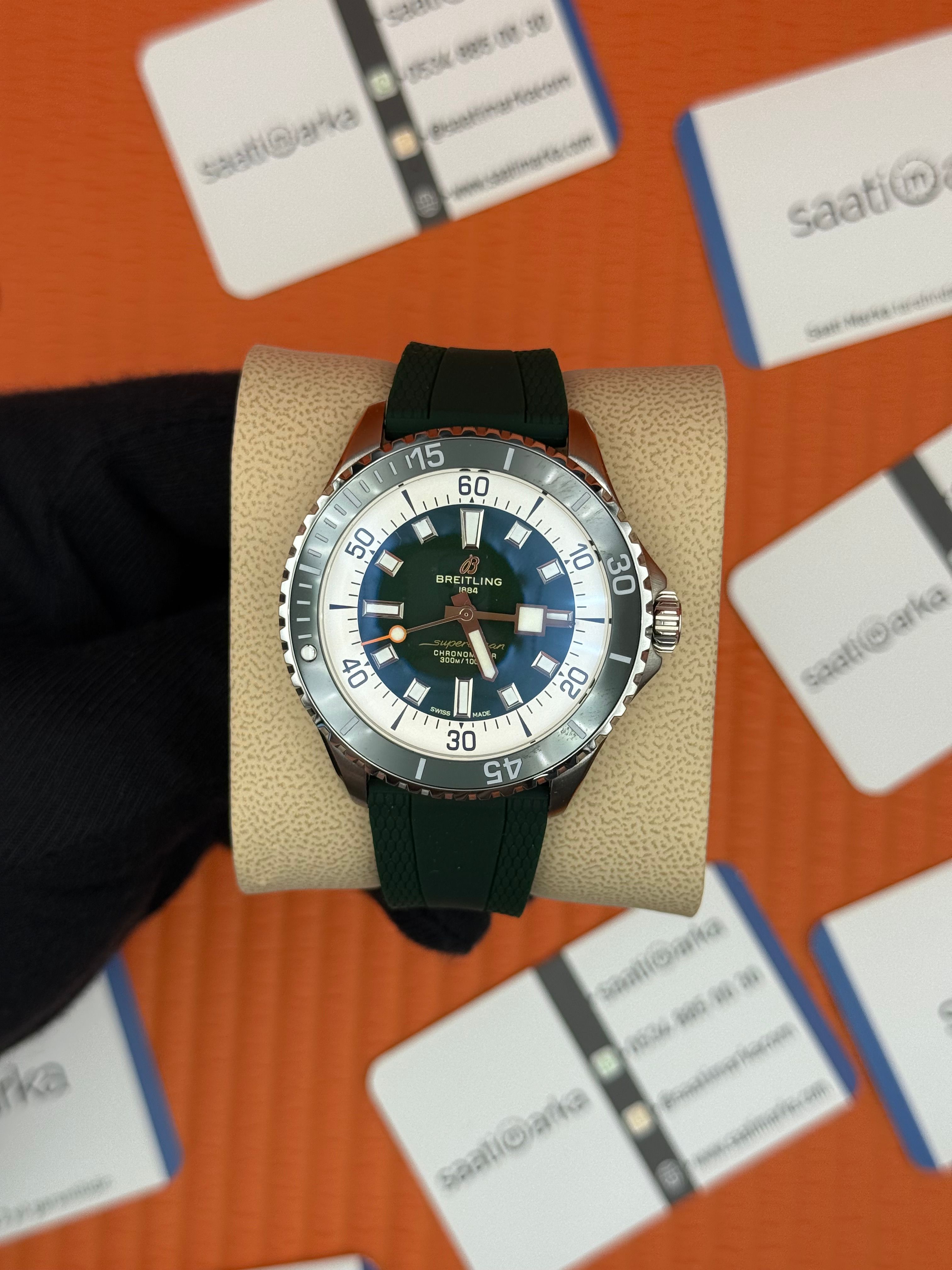 BREITLING Superocean yeşil kauçuk kordon yeşil kadran