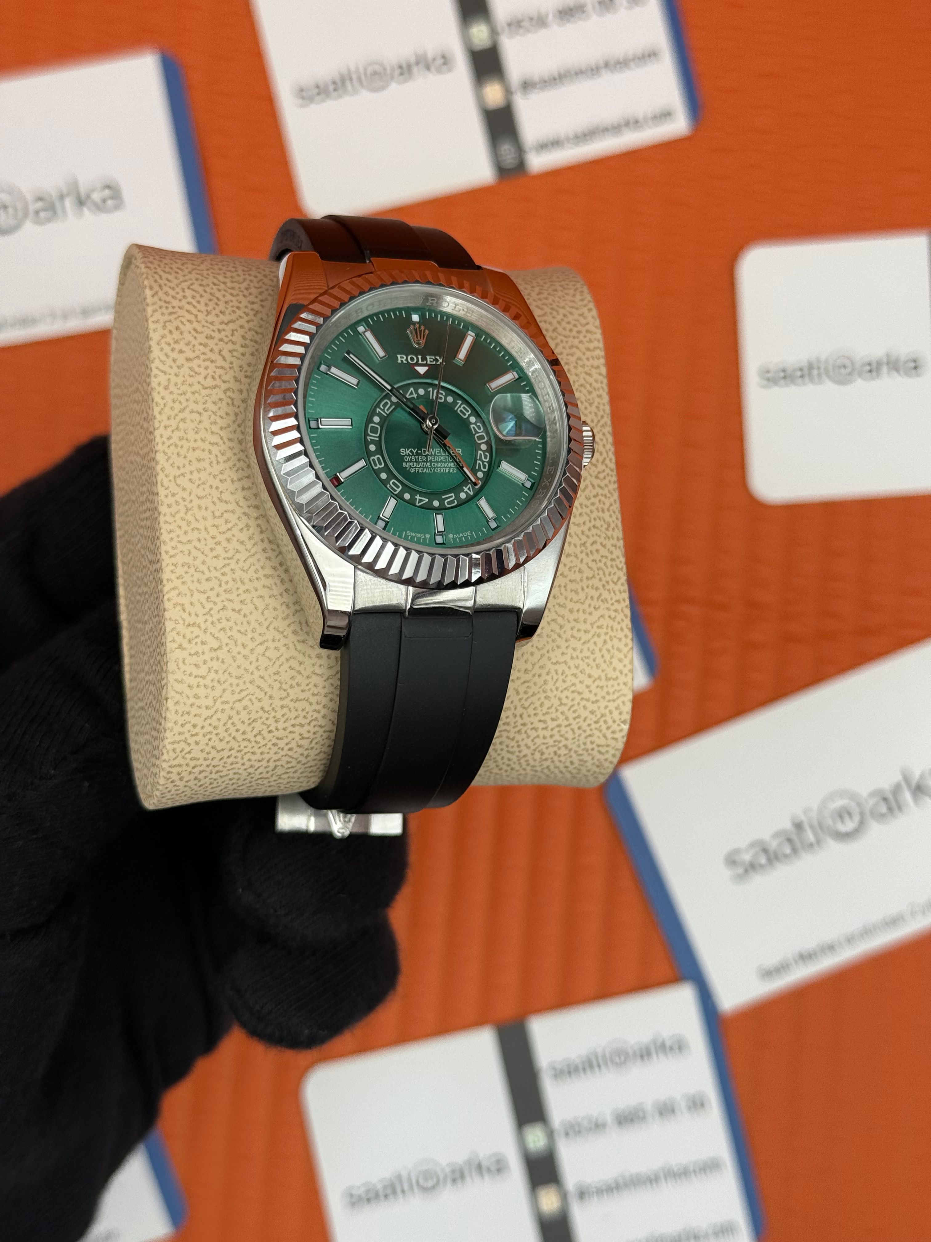 ROLEX Sky Dweller yeşil kadran kauçuk siyah kordon