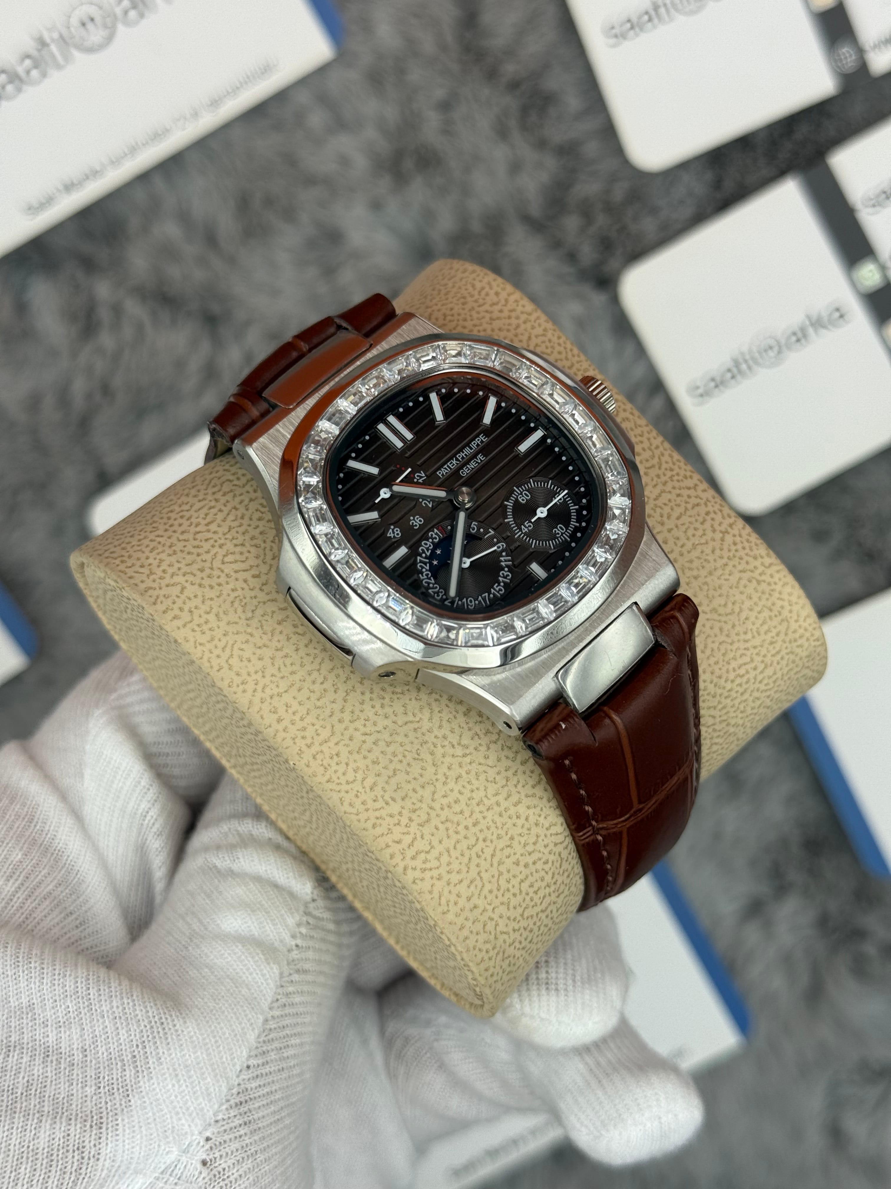 PATEK PHİLİPPE nautilus moontphase 5712 taşlı bezel kahverengi kadran kahverengi deri kordon silver kasa 40mm erkek kol saati
