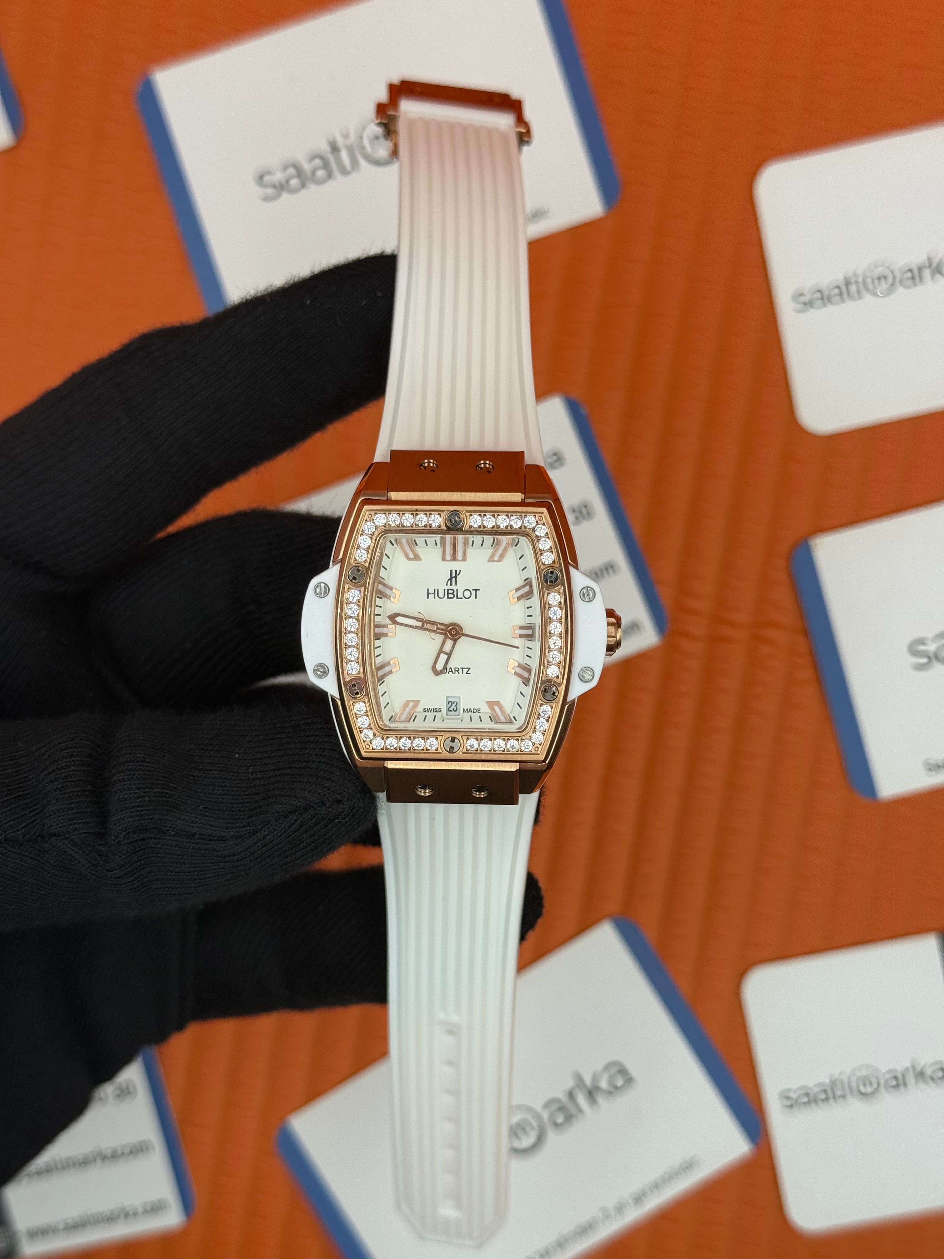 HUBLOT taşlı bezel rose kasa beyaz kadran beyaz kauçuk kordon kadın kol saati