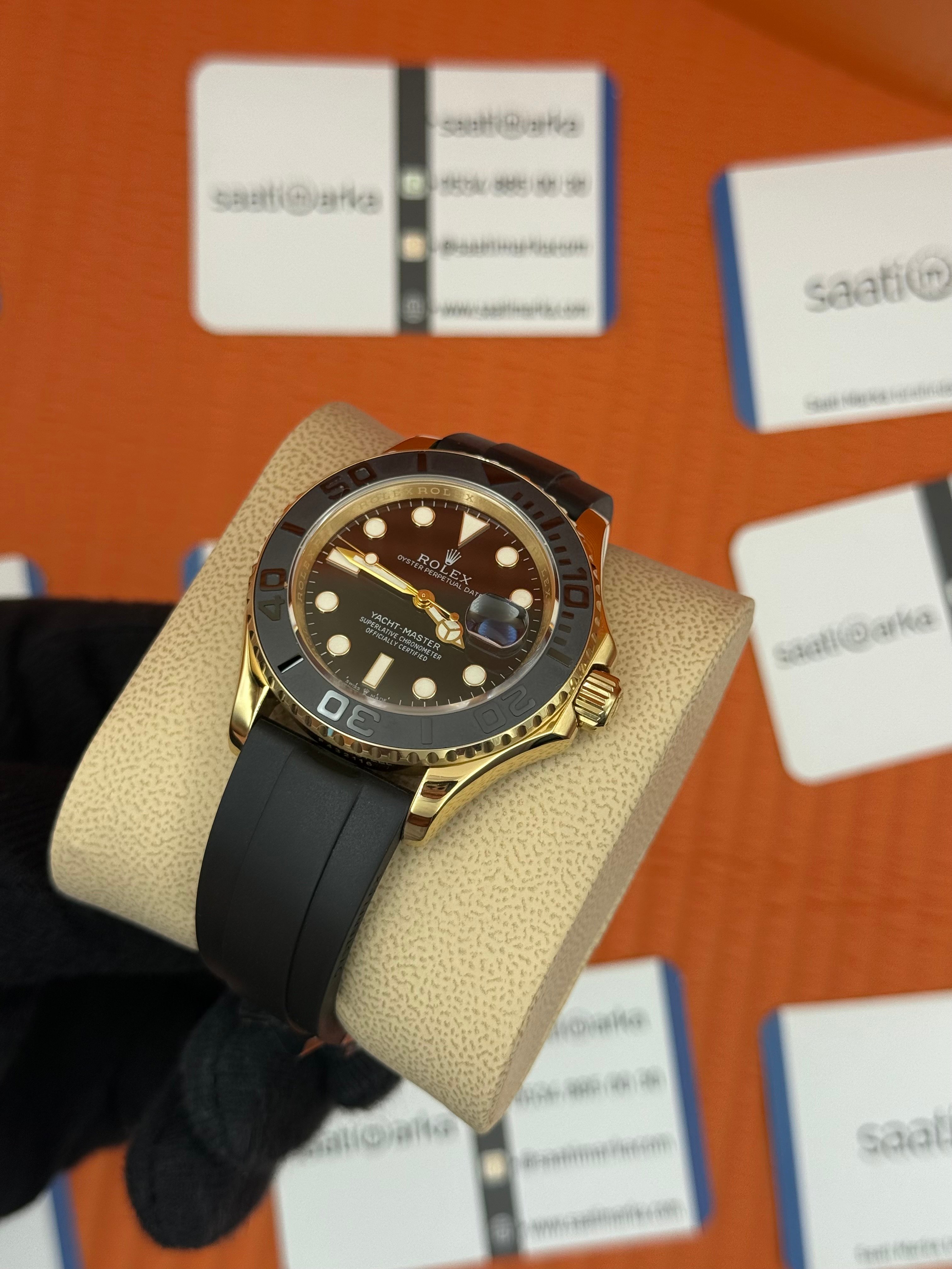 ROLEX Yacht Master black dial gold kasa siyah kauçuk kordon