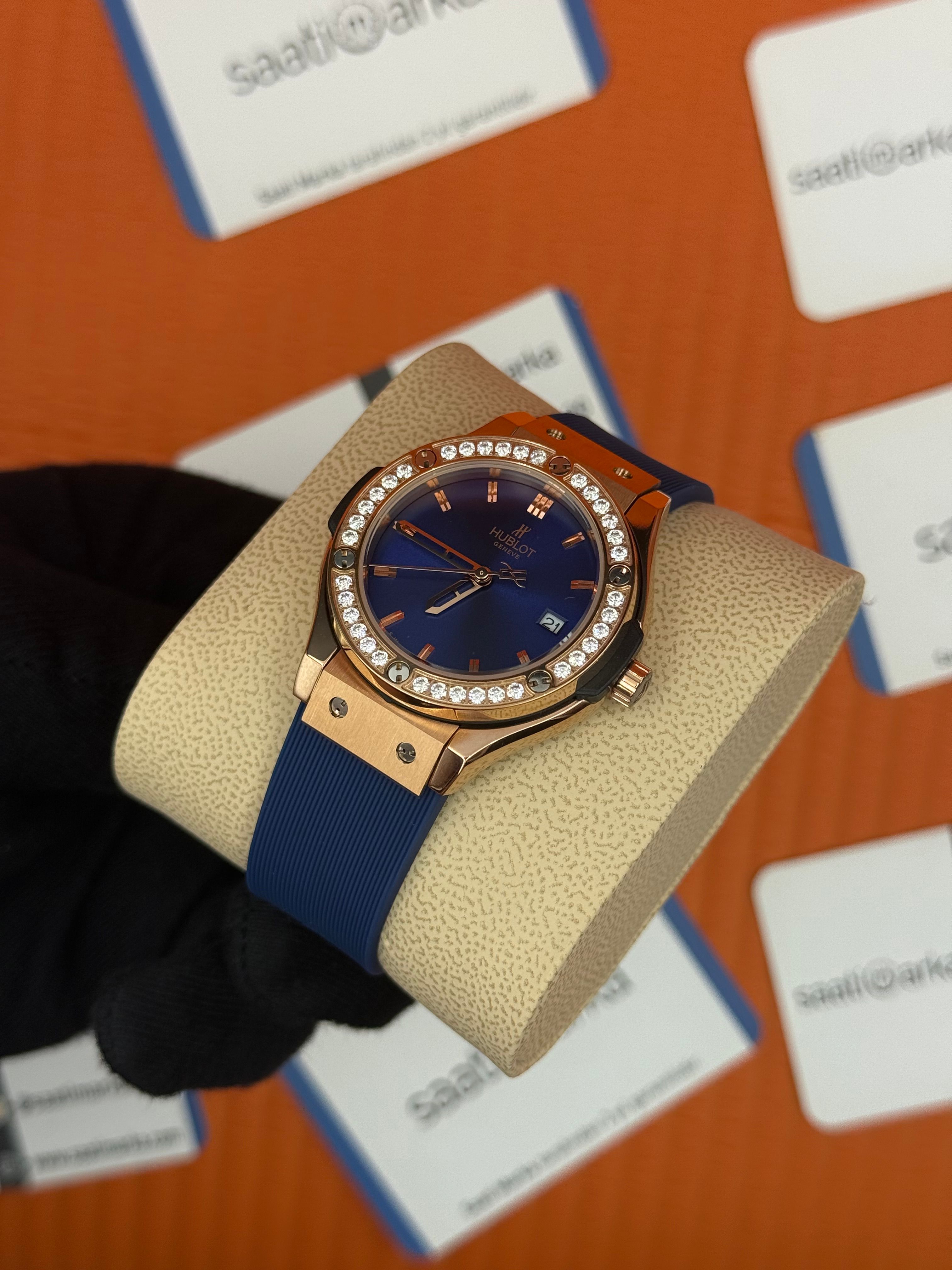 HUBLOT taşlı bezel rose kasa mavi kadran mavi kauçuk kordon kadın kol saati