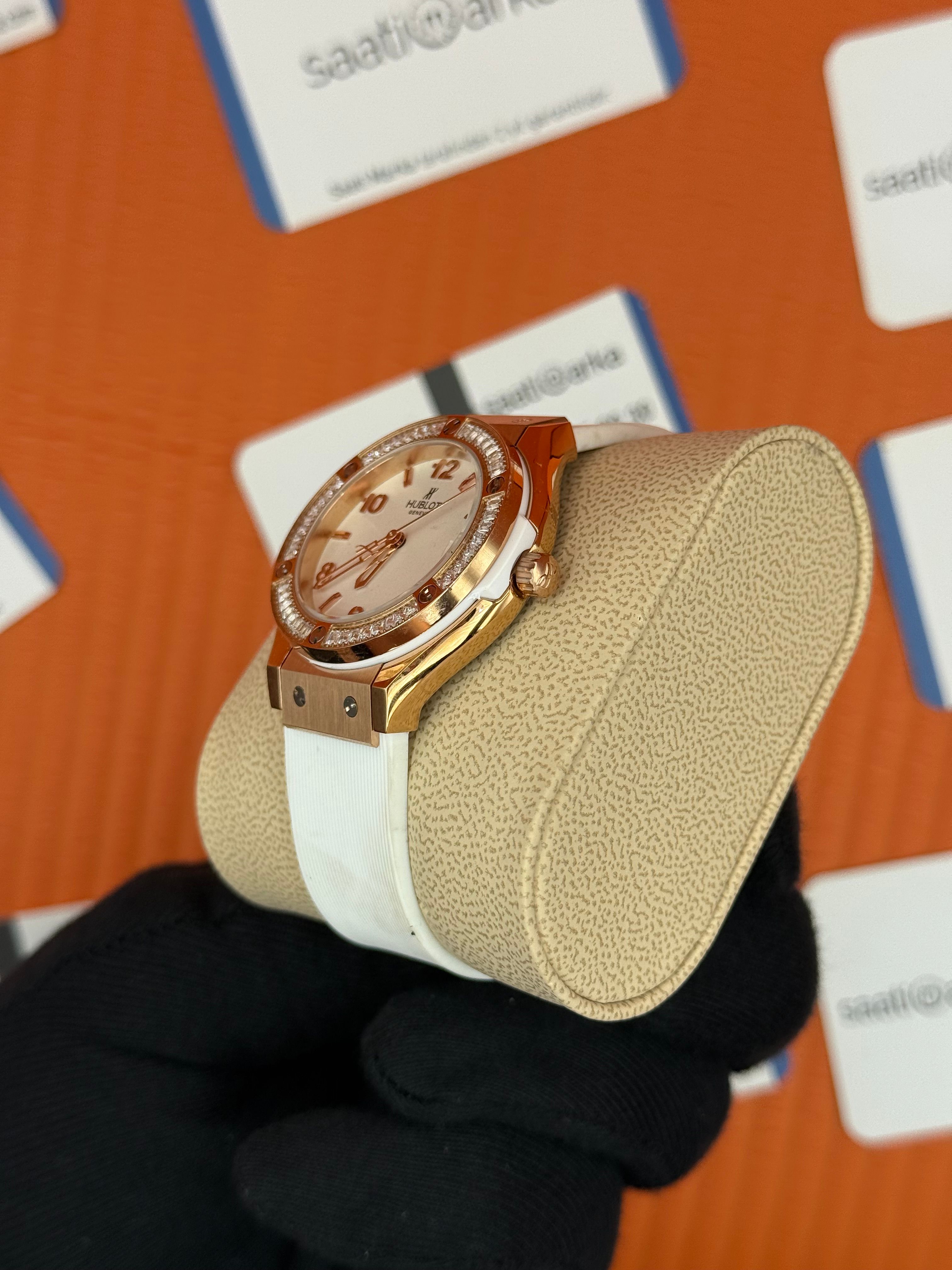 HUBLOT taşlı bezel beyaz kadran rose kasa beyaz kauçuk kordon kadın kol saati