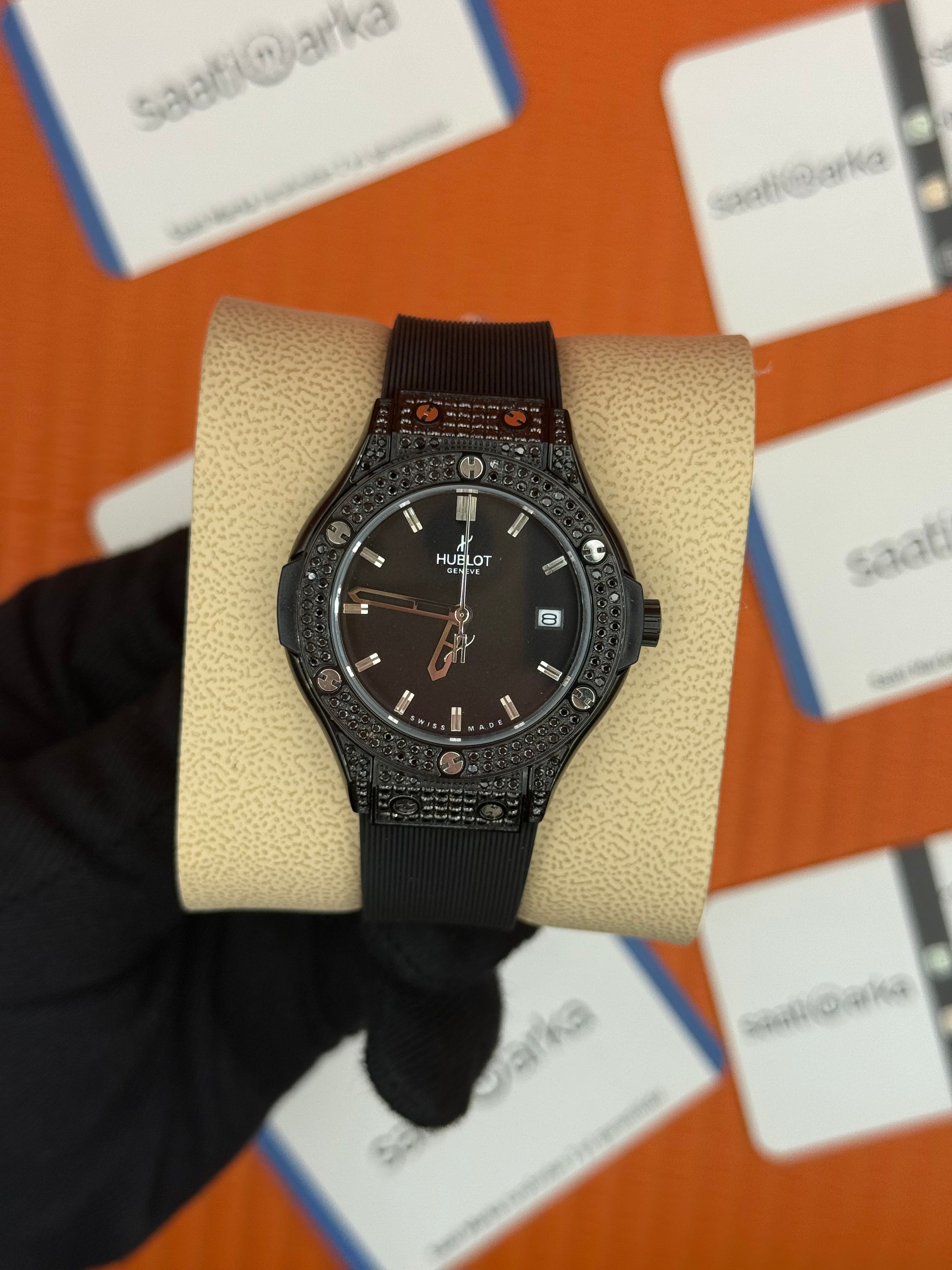 HUBLOT taşlı bezel siyah kasa siyah kadran siyah kauçuk kordon kadın kol saati