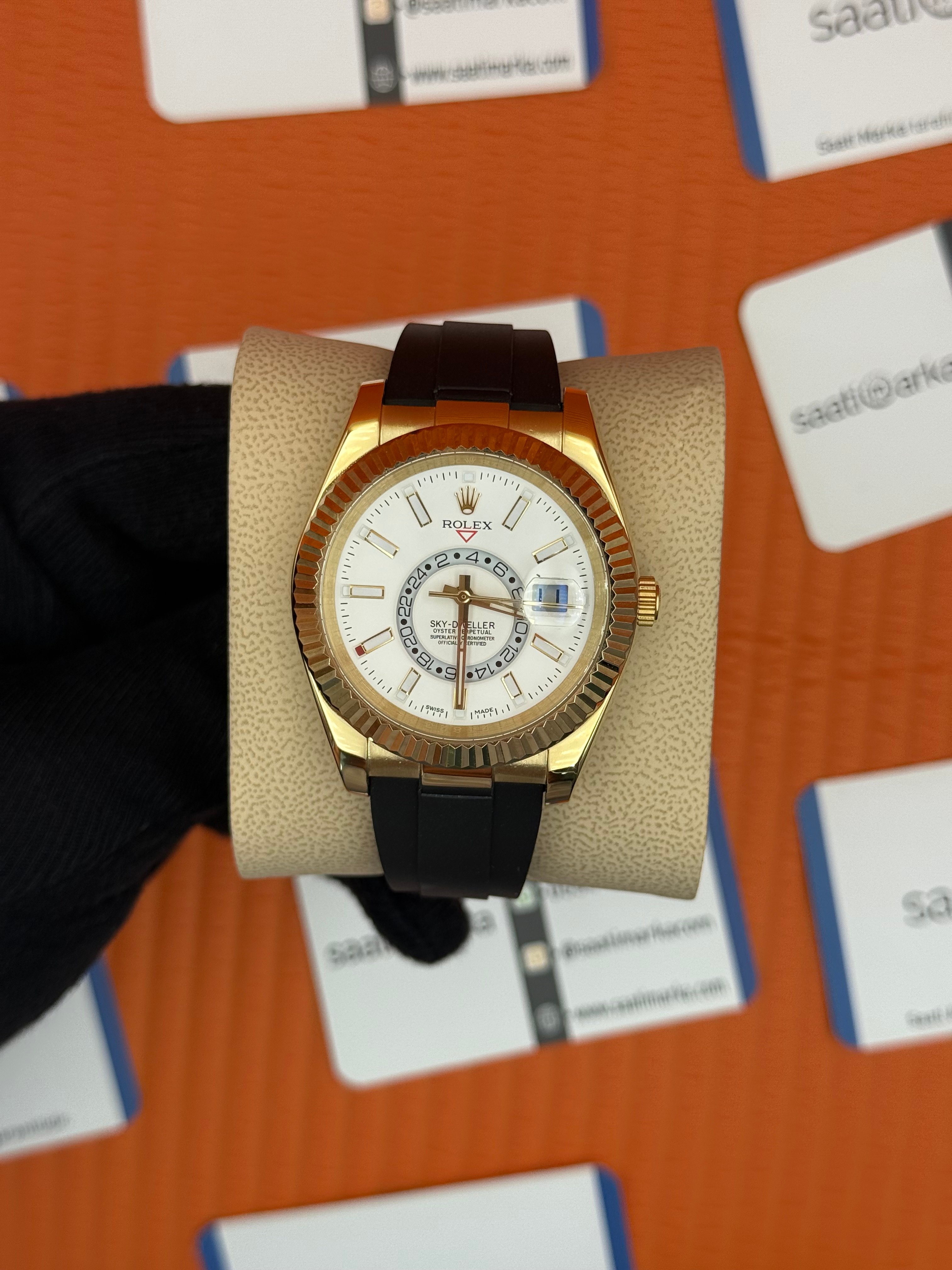 ROLEX Sky Dweller white dial gold kasa siyah kauçuk kordon