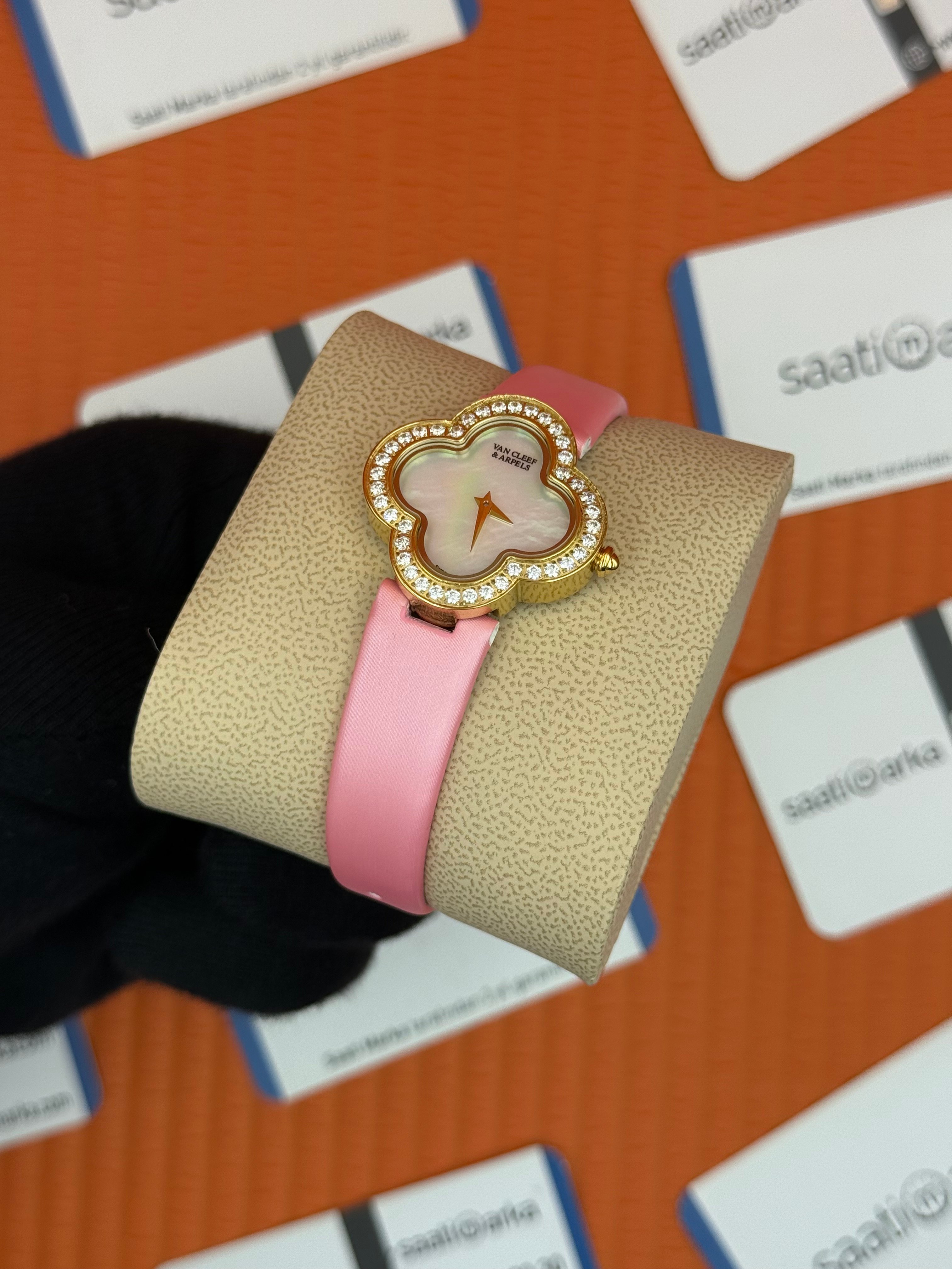 VAN CLEEF beyaz kadran pembe deri kordon gold kasa taşlı bezel kadın kol saati