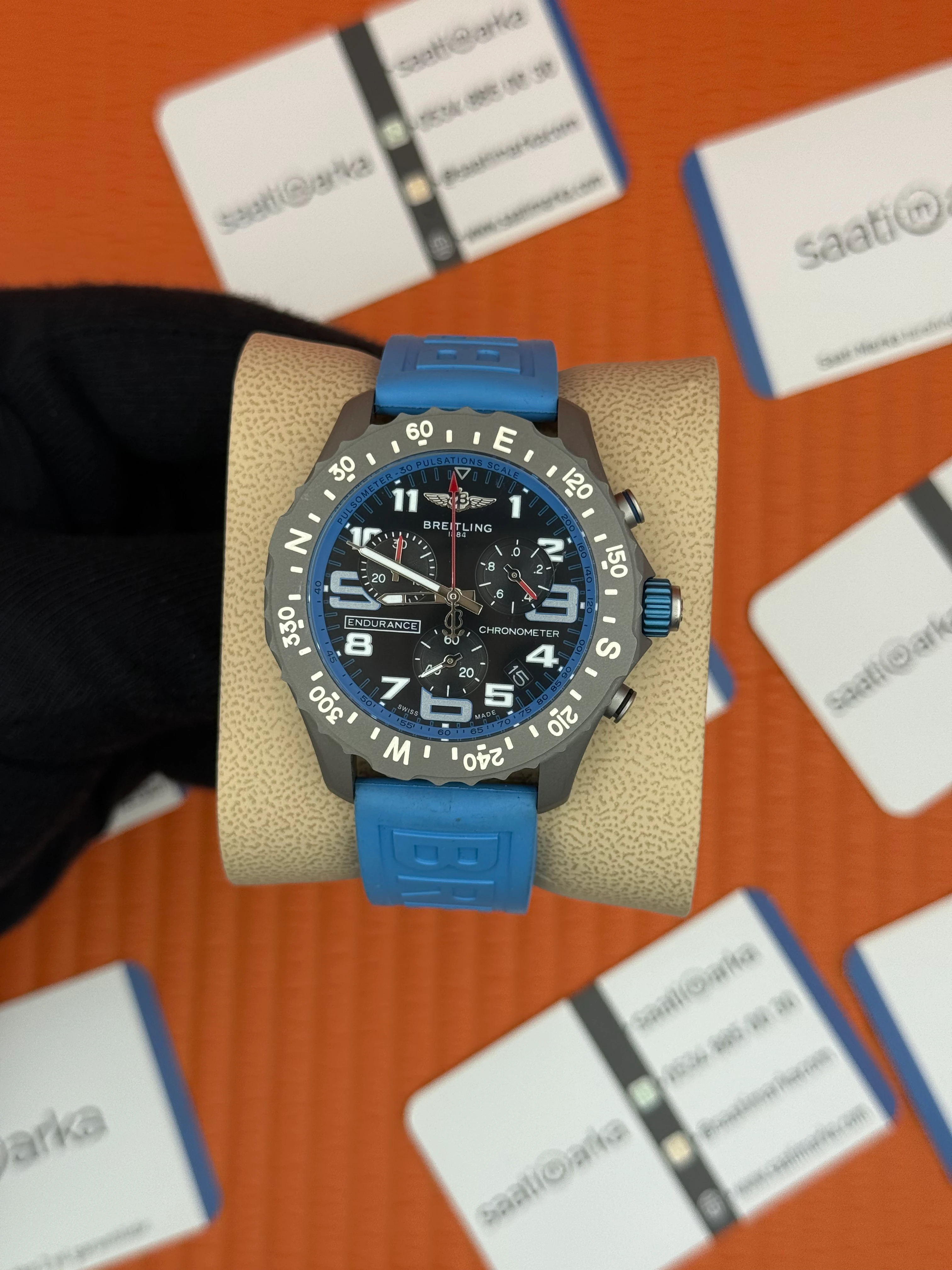 BREITLING Endurance mavi kauçuk kordon siyah kadran çelik kasa