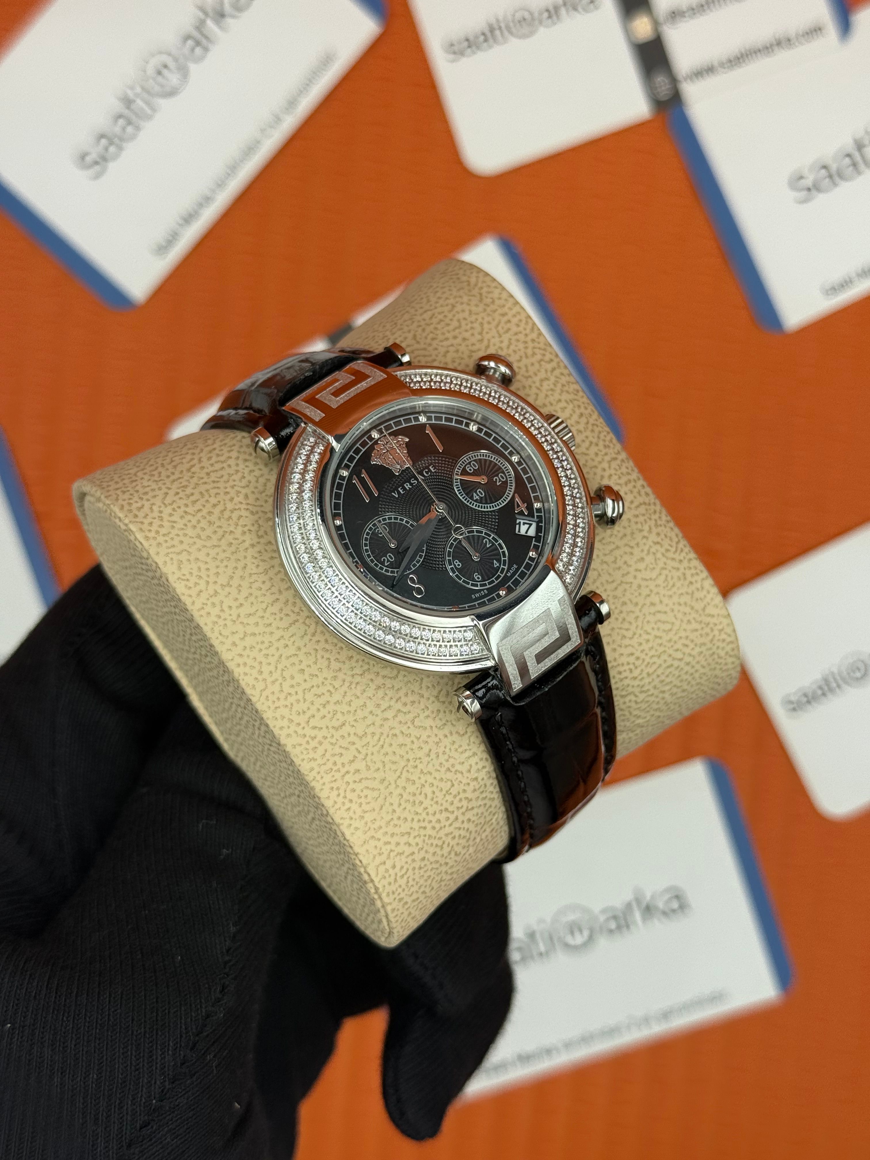 VERSACE taşlı bezel siyah kadran siyah deri kordon silver kasa kadın kol saati