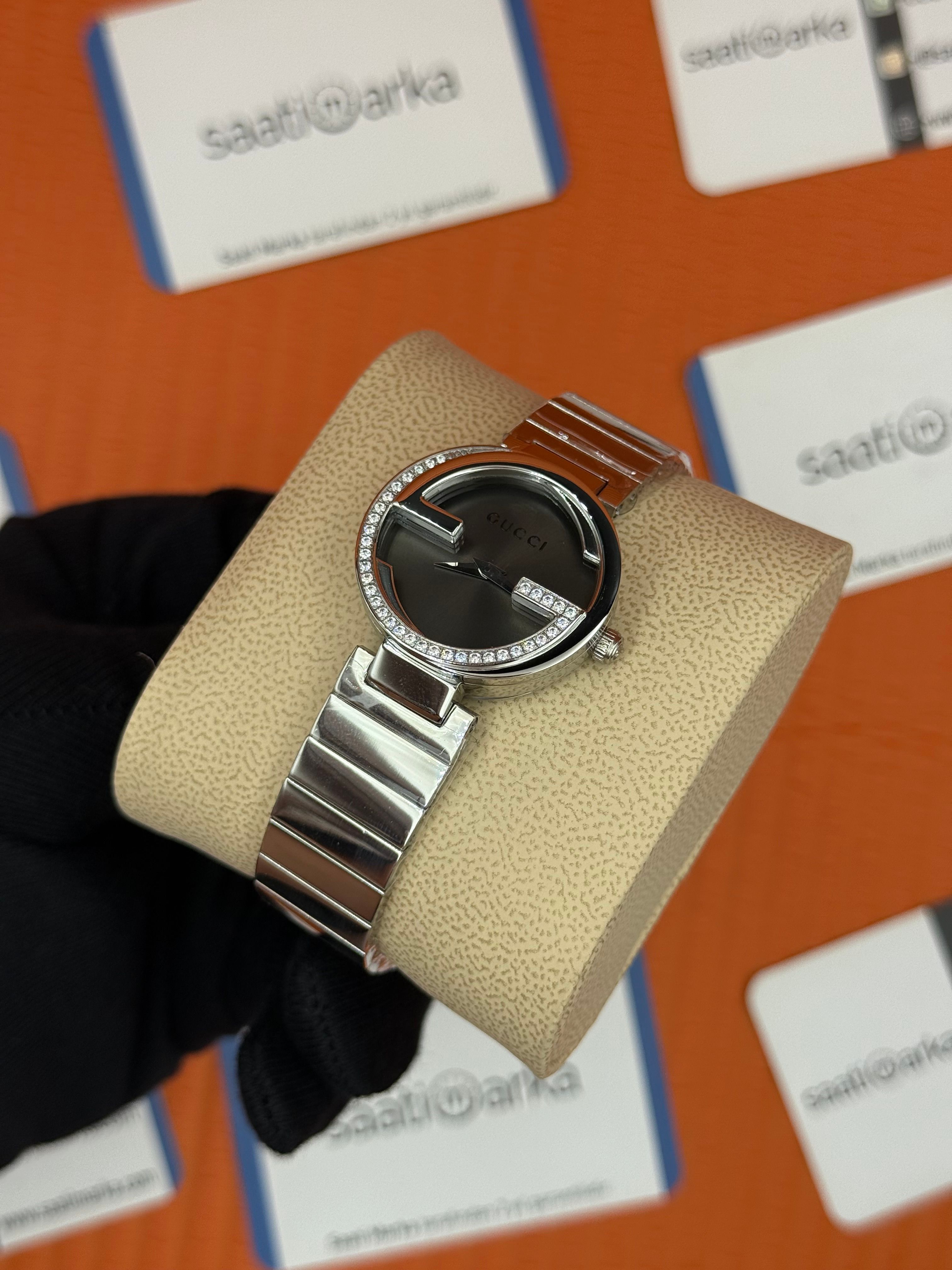 GUCCI antrasit kadran silver kordon taşlı bezel 