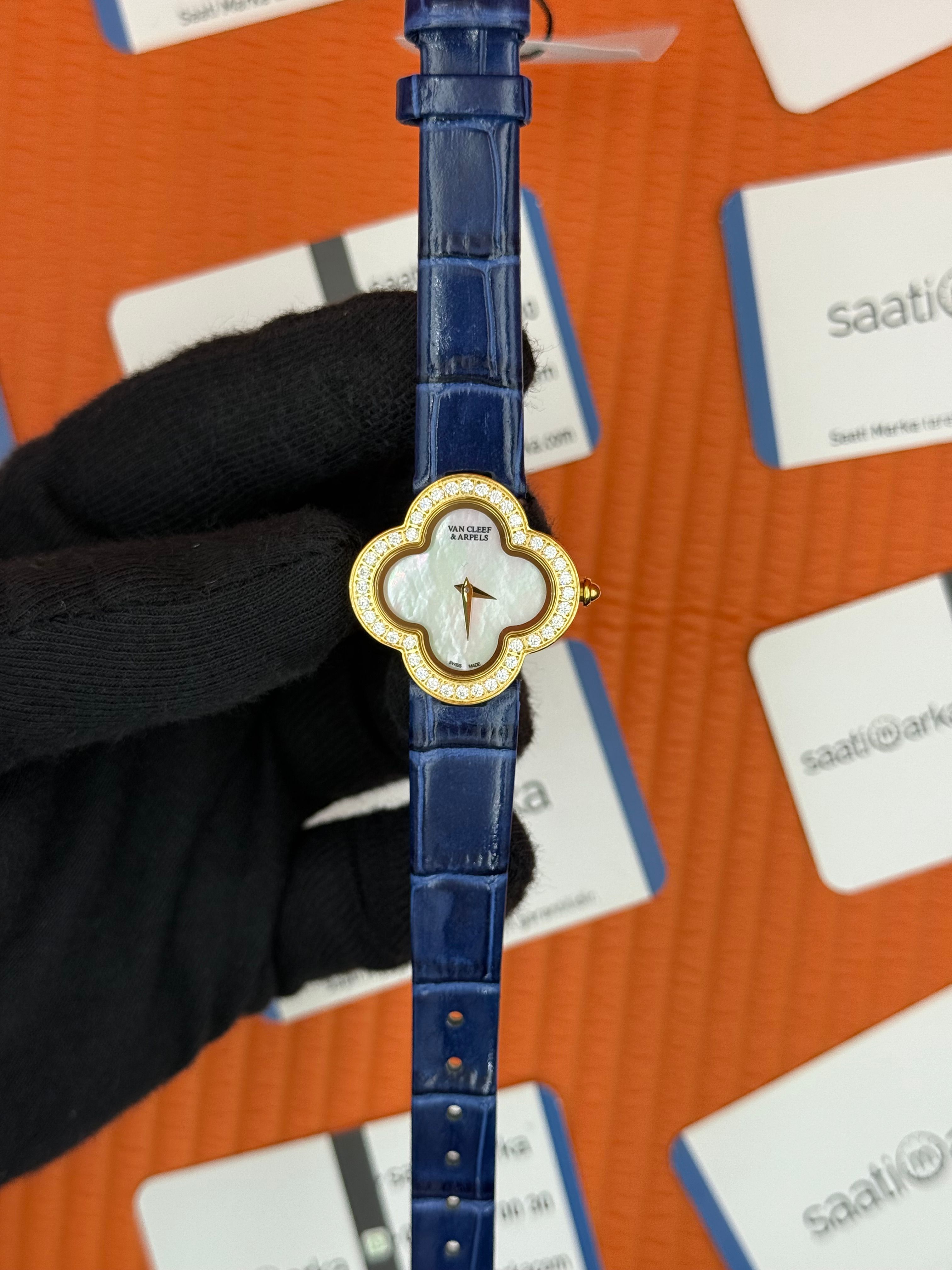 VAN CLEEF beyaz kadran lacivert deri kordon gold kasa taşlı bezel kadın kol saati