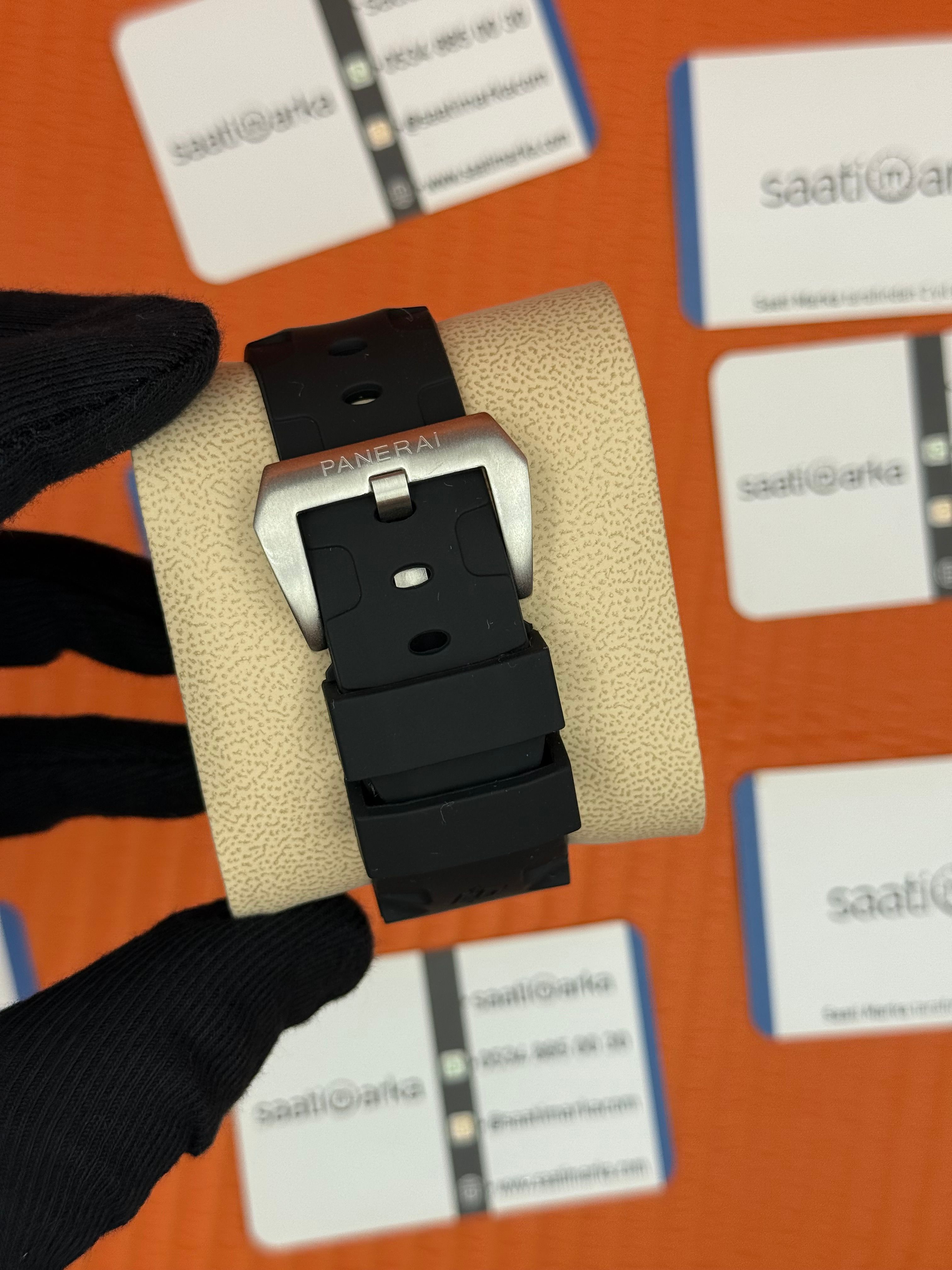 PANERAI submerisible carbotec 300m siyah kauçuk kordon beyaz kadran silver kasa 