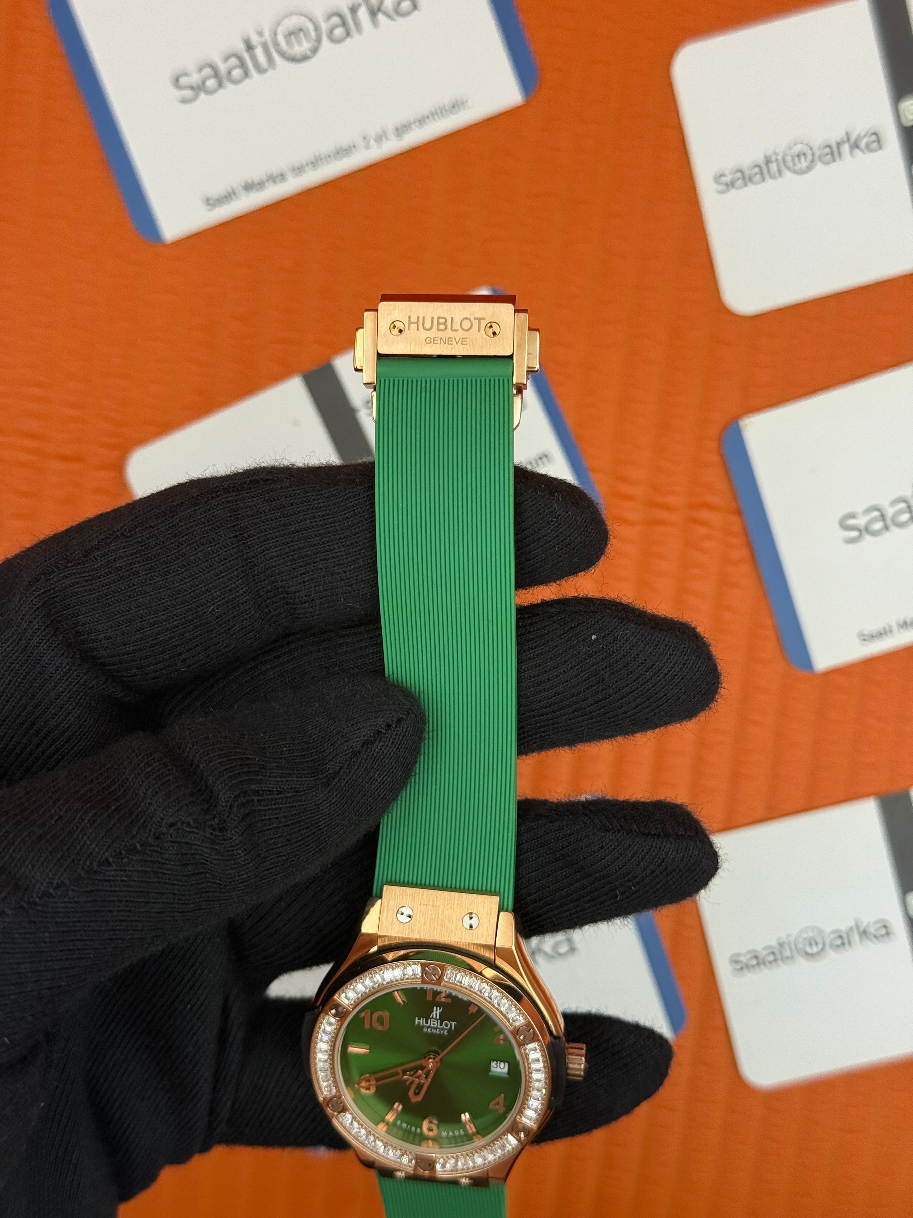 HUBLOT taşlı bezel rose kasa yeşil kadran yeşil kauçuk kordon kadın kol saati
