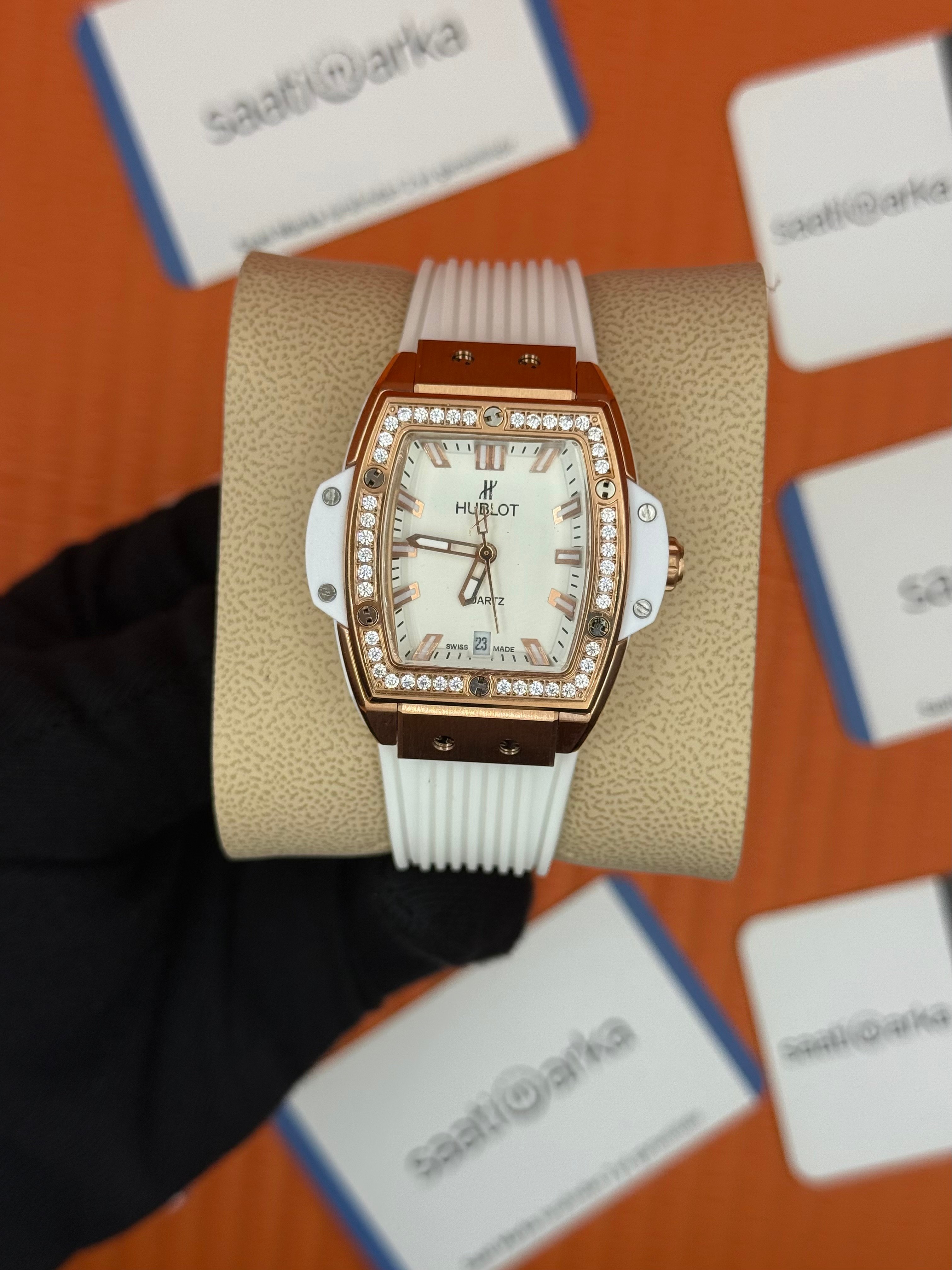 HUBLOT taşlı bezel rose kasa beyaz kadran beyaz kauçuk kordon kadın kol saati
