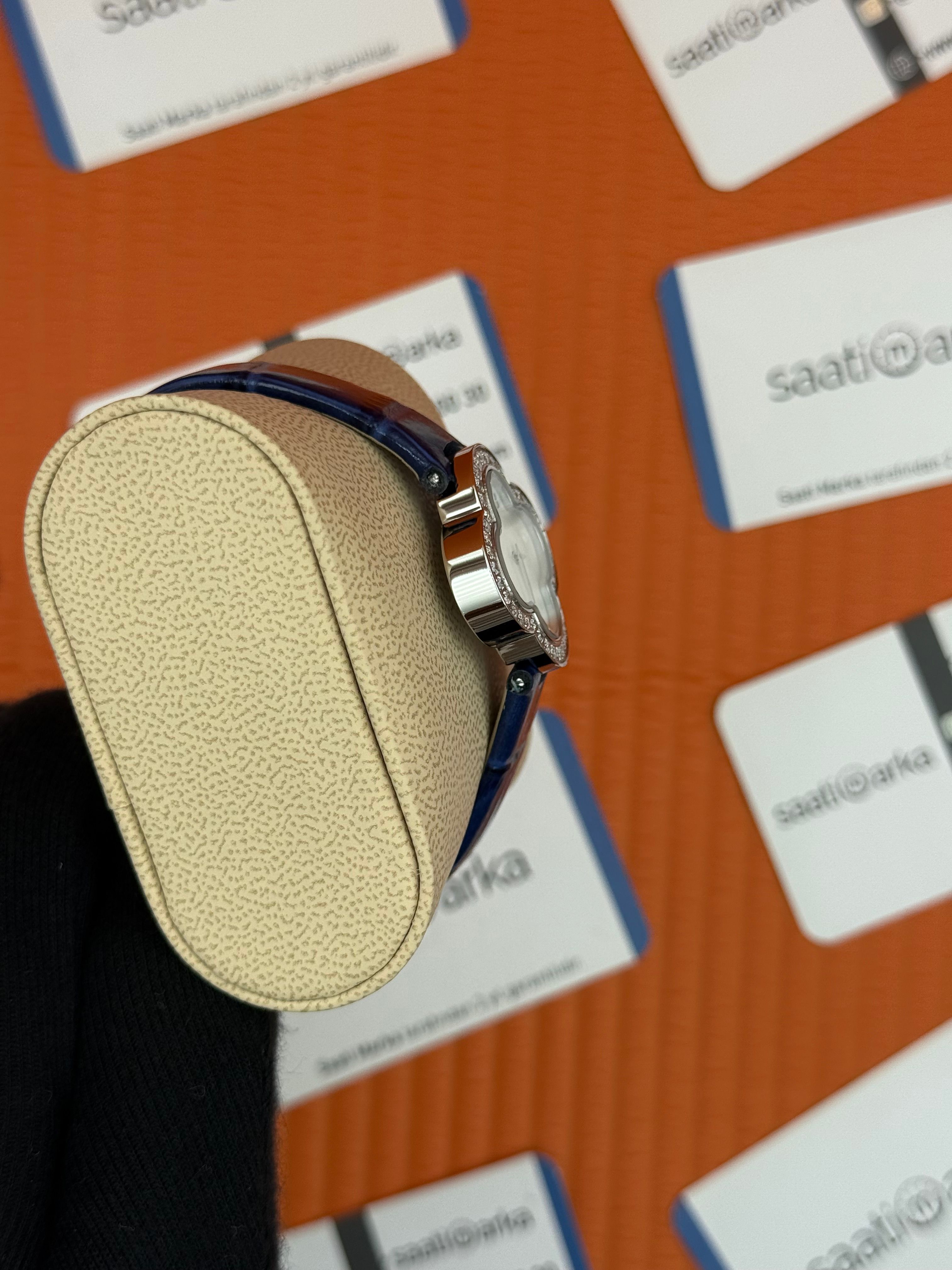 VAN CLEEF beyaz kadran lacivert deri kordon silver kasa taşlı bezel kadın kol saati