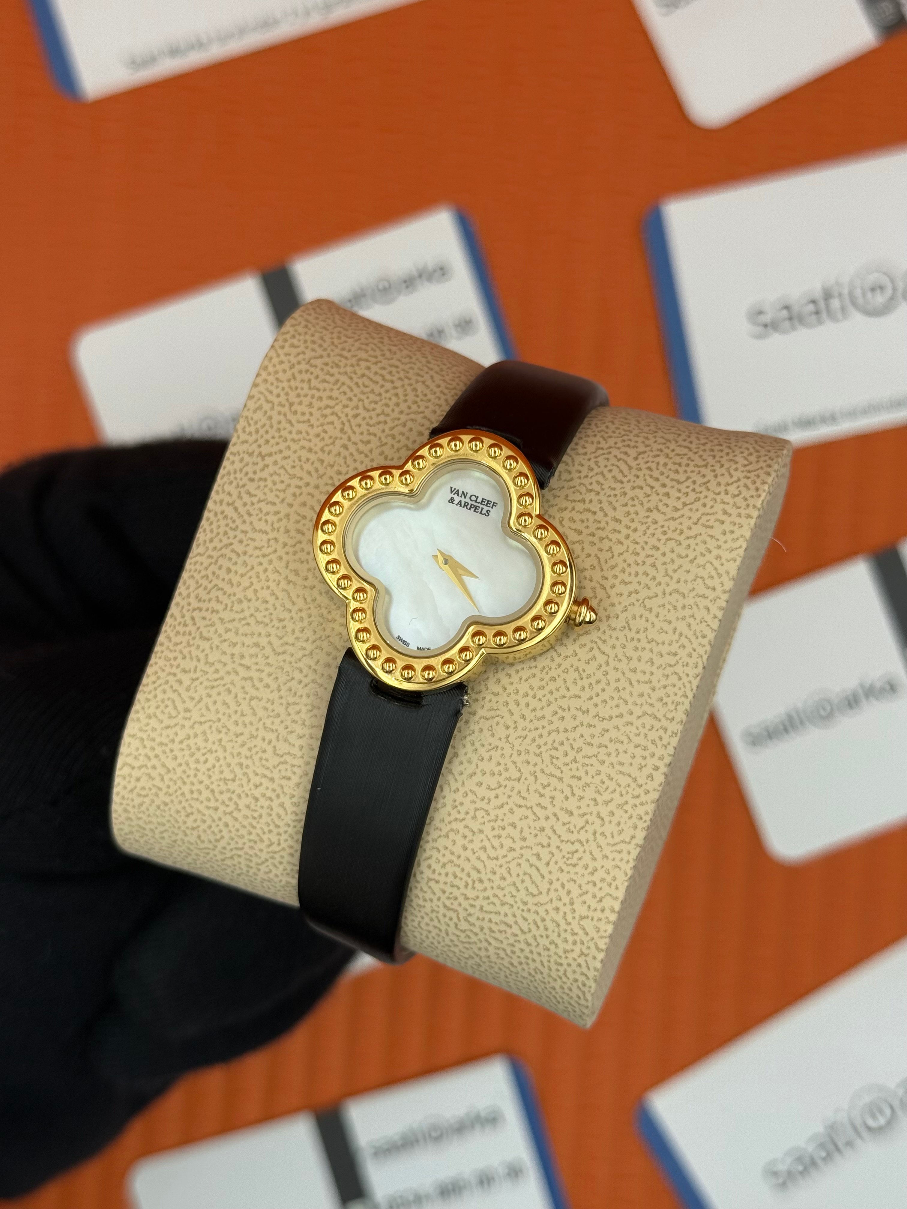 VAN CLEEF beyaz kadran gold kasa bezel kadın kol saati