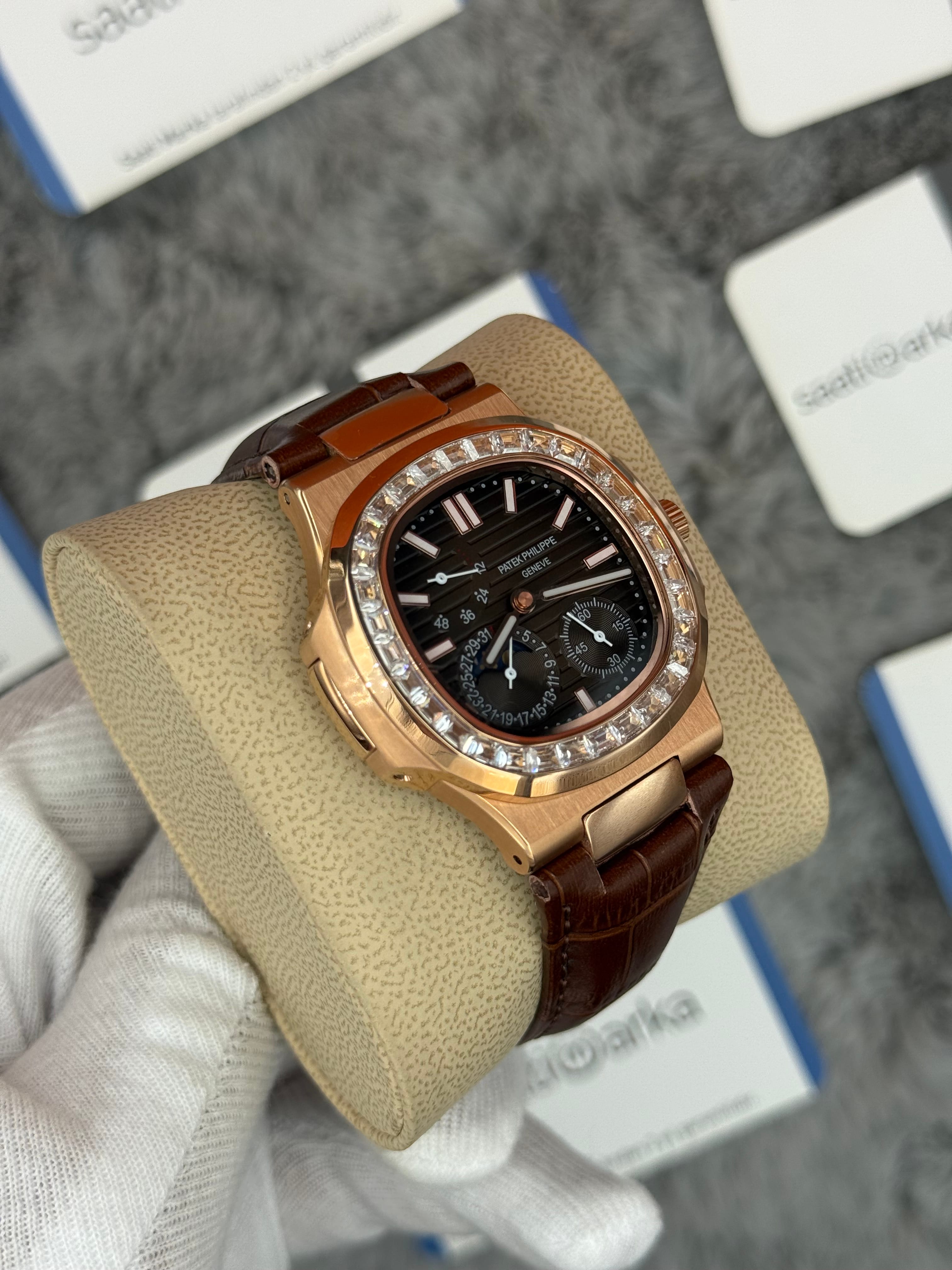 PATEK PHİLİPPE nautilus moontphase 5712 taşlı bezel kahverengi kadran kahverengi deri korodon 40mm erkek kol saati