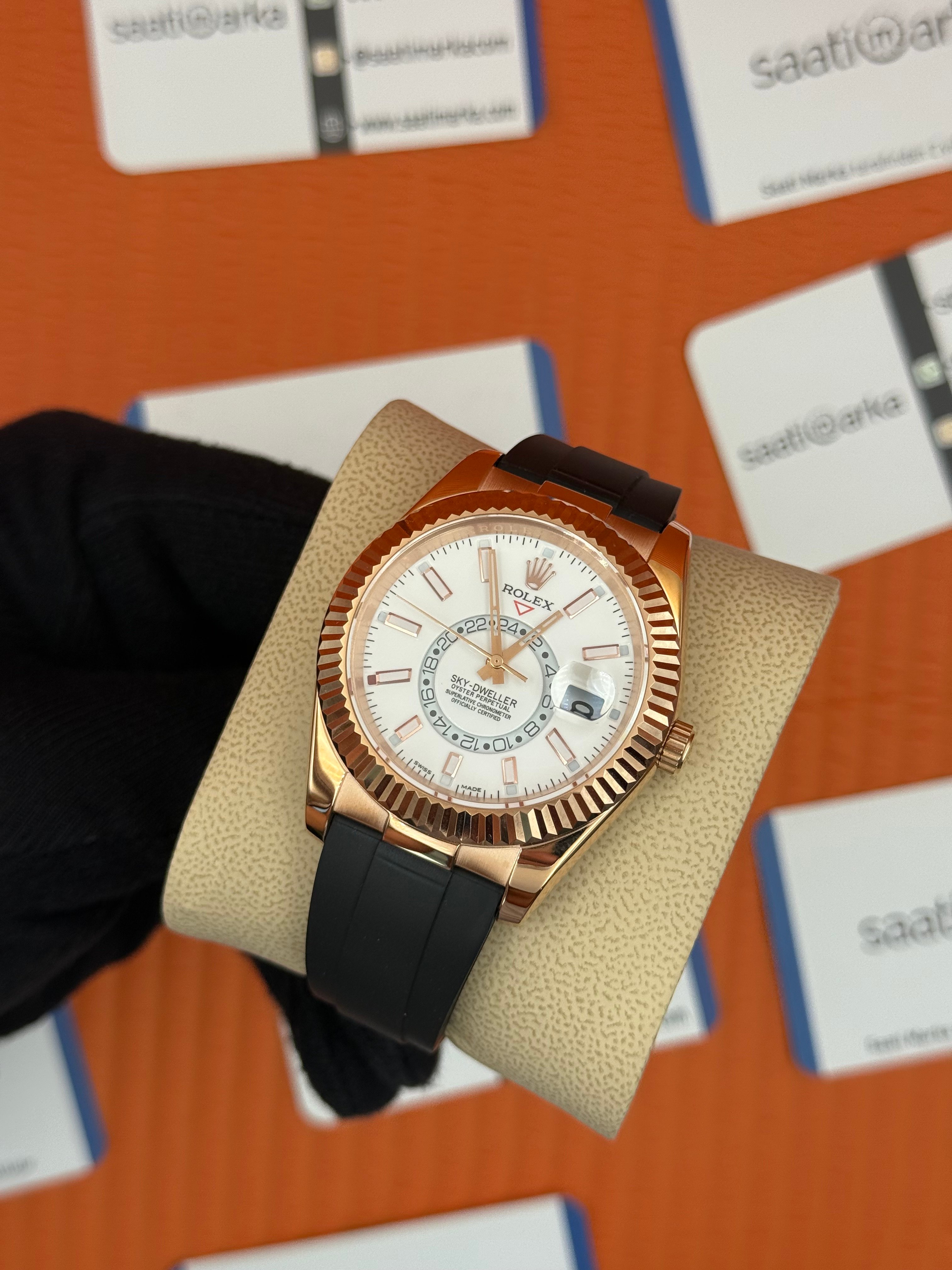 ROLEX Sky Dweller white dial rose kasa siyah kauçuk kordon